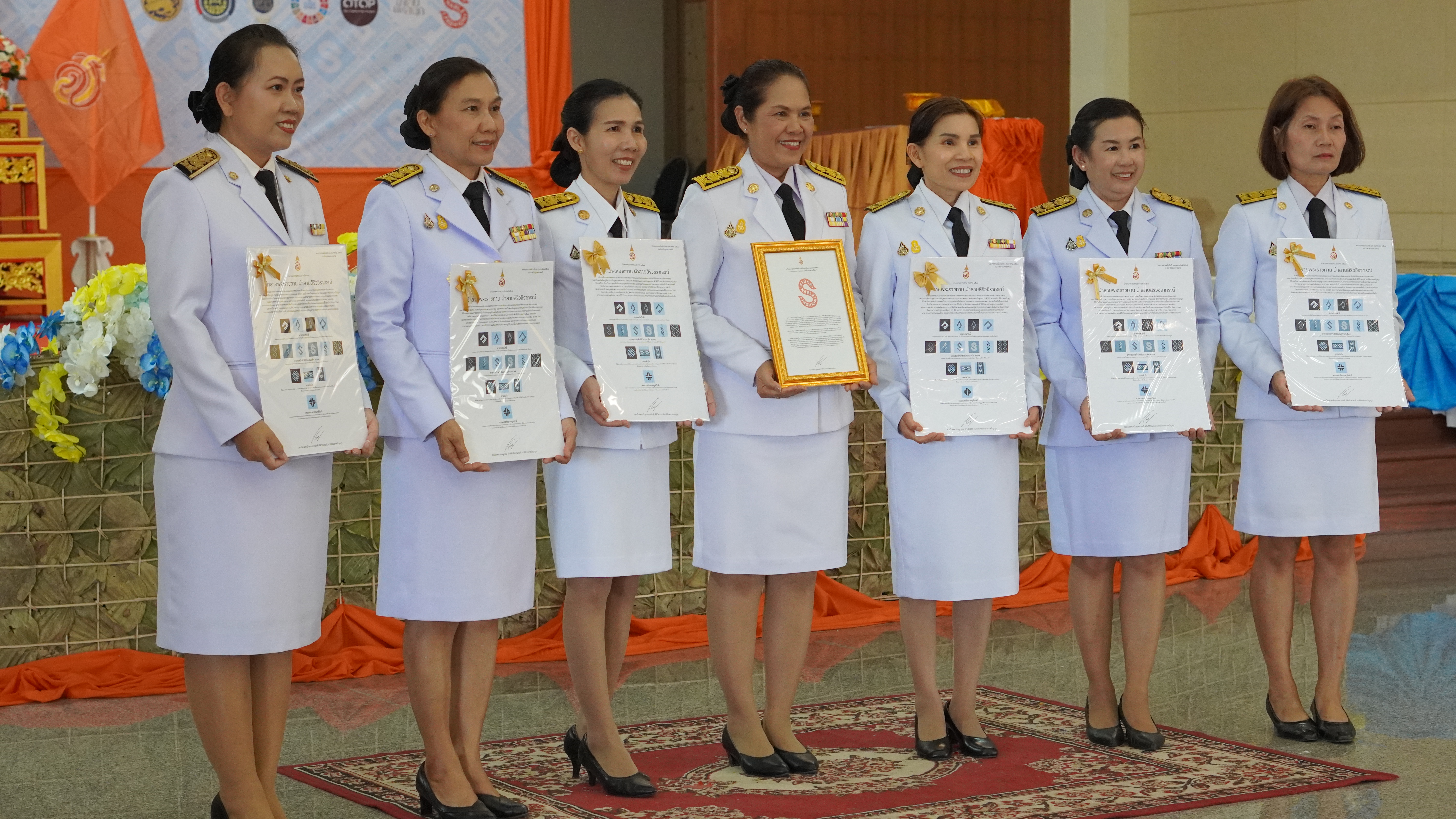 จังหวัดขอนแก่น : จัดพิธีมอบลายผ้าพระราชทาน “ผ้าลายสิริวชิภรณ์” “ผ้าลายชบาปัตตานี” และเครื่องหมายรับรองสินค้าแฟชั่นและหัตถกรรมพระราชทาน “Sustainable Fashion : แฟชั่นแห่งความยั่งยืน”