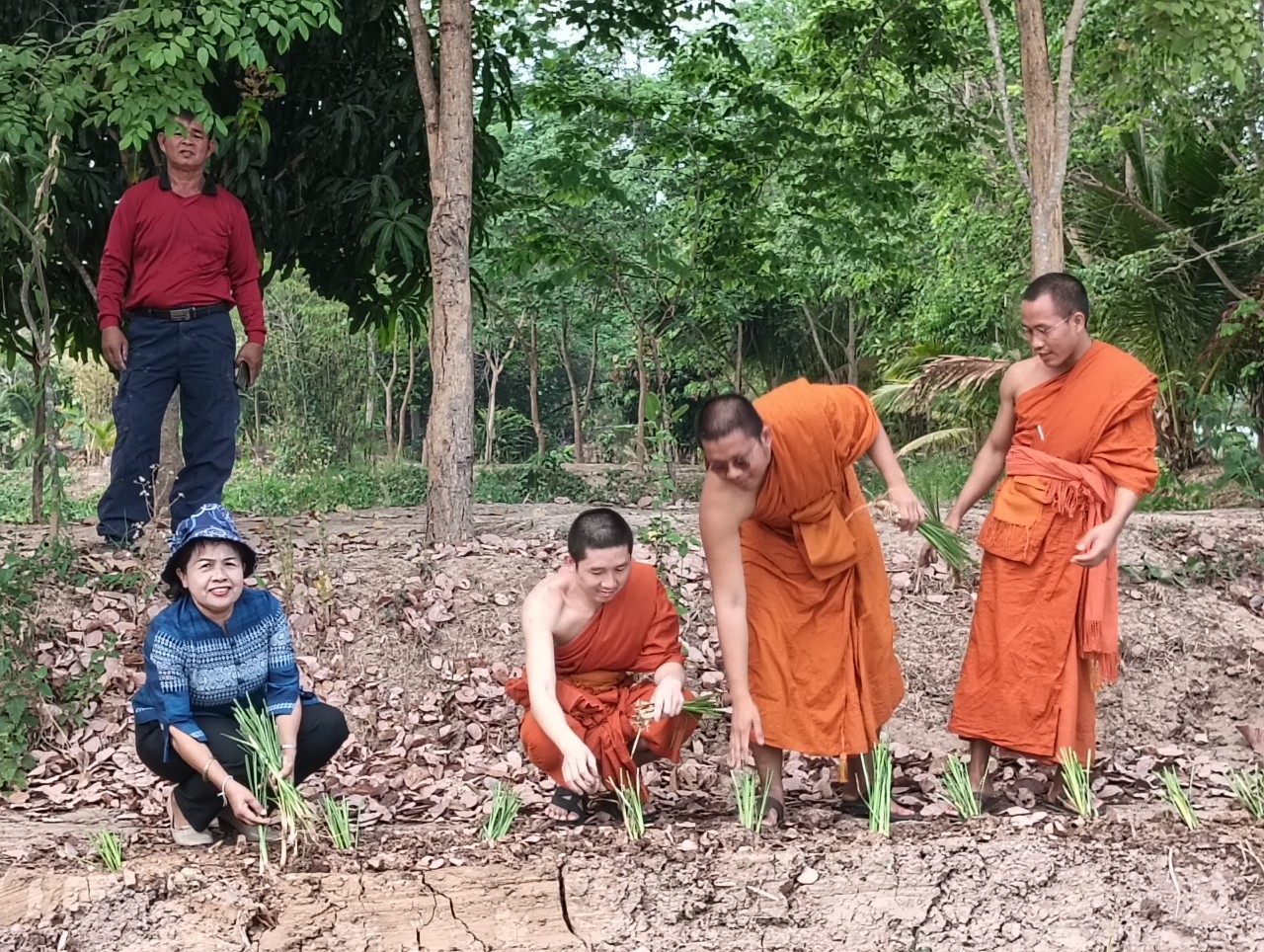 พช.ขอนแก่น : ร่วมกับมหาวิทยาลัยมหาจุฬาลงกรณราชวิทยาลัย วิทยาเขตขอนแก่น ขับเคลื่อนโครงการขยายผลการพัฒนาพื้นที่ต้นแบบการพัฒนาคุณภาพชีวิตตามหลักทฤษฎีใหม่ประยุกต์ สู่ “โคก หนอง นา” เฉลิมพระเกียรติพระบาทสมเด็จพระเจ้าอยู่หัว