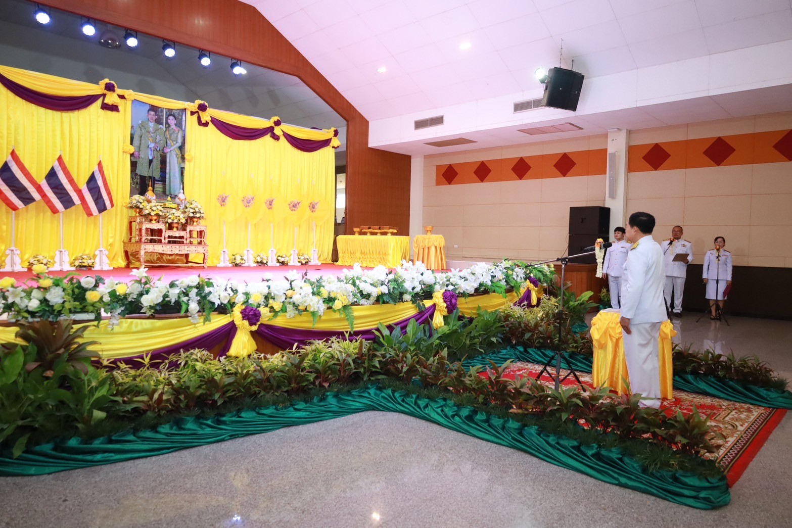 จังหวัดขอนแก่น : จัดพิธีรับพระราชทานพระบรมฉายาลักษณ์พระบาทสมเด็จพระเจ้าอยู่หัว ที่ฉายกับสมเด็จพระนางเจ้าฯ พระบรมราชินี