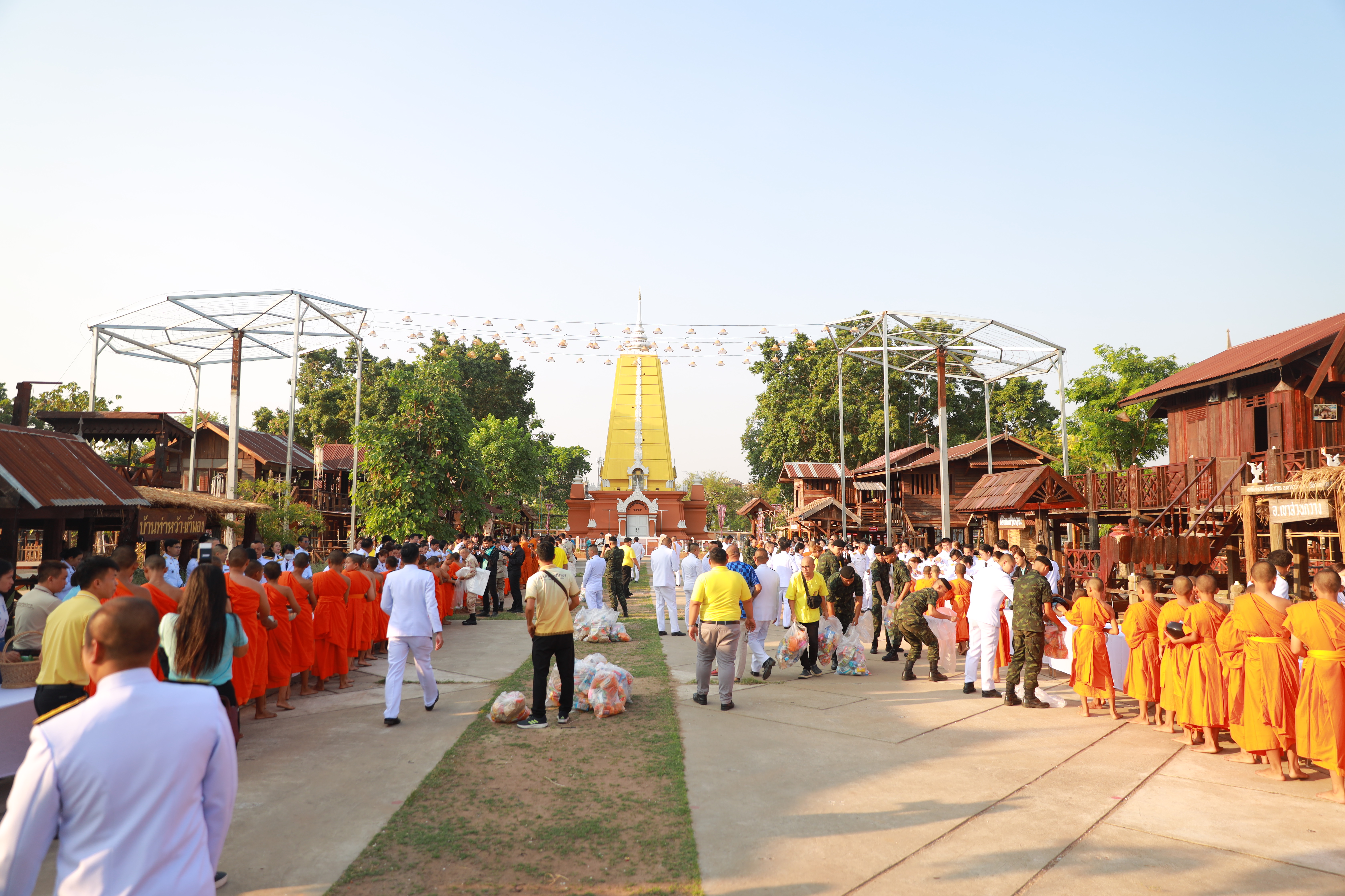 จังหวัดขอนแก่น : จัดพิธีทำบุญตักบาตรถวายพระราชกุศล สมเด็จพระเจ้าลูกยาเธอ เจ้าฟ้าทีปังกรรัศมีโชติ มหาวชิโรตตมางกูร สิริวิบูลยราชกุมาร เนื่องในวันคล้ายวันประสูติ 29 เมษายน 2567