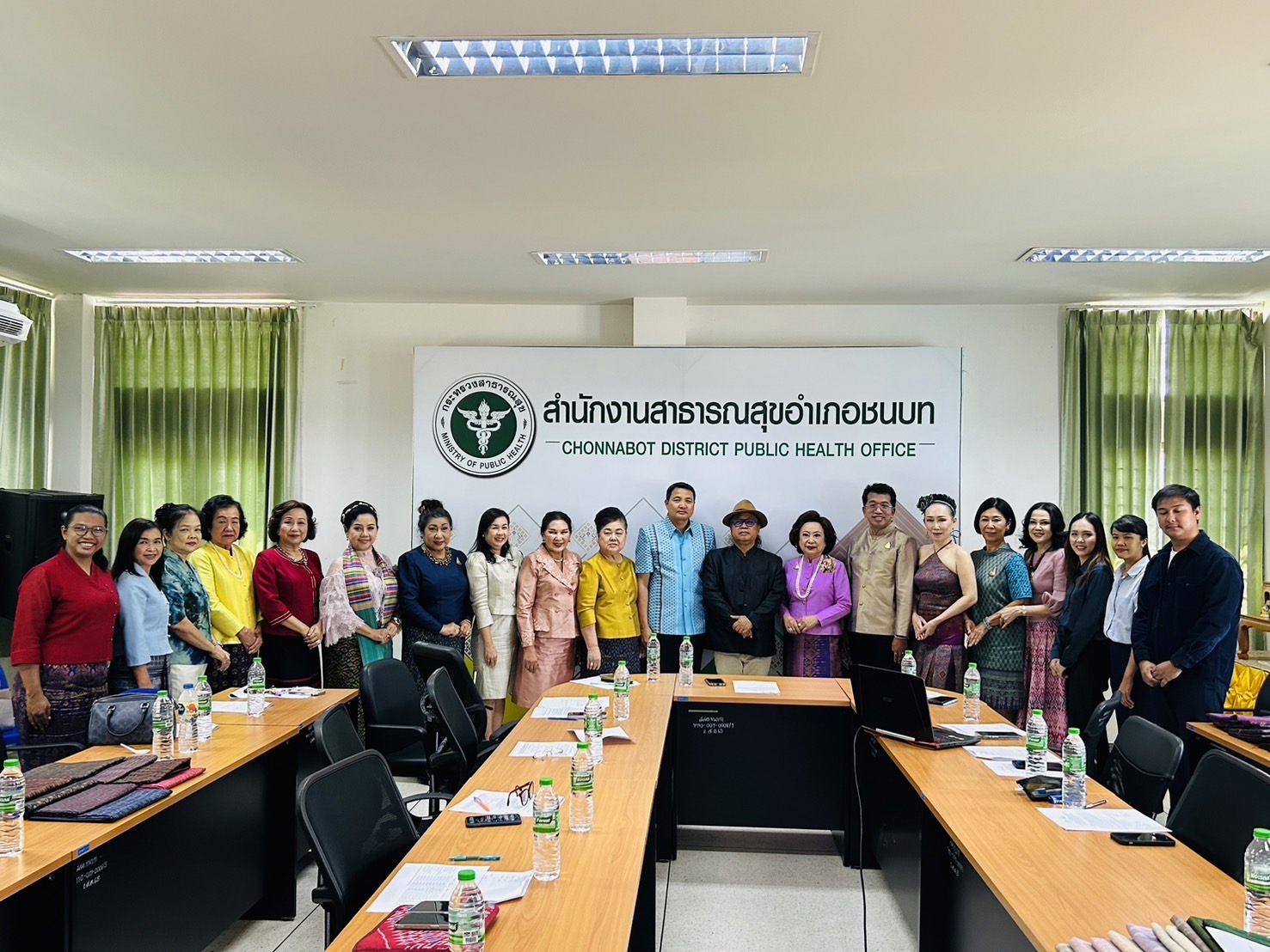 พช.ขอนแก่น : มหาวิทยาลัยขอนแก่นร่วมกับสมาคมส่งเสริมผ้าไทยจังหวัดขอนแก่นและสำนักงานพัฒนาชุมชนจังหวัดขอนแก่น ลงพื้นทีประชุมชี้แจงกลุ่มทอผ้าฯ แนวทางความร่วมมือการจัดกิจกรรมส่งเสริมผ้าไทยขับเคลื่อนเศรษฐกิจสร้างสรรค์ ณ อำเภอชนบท