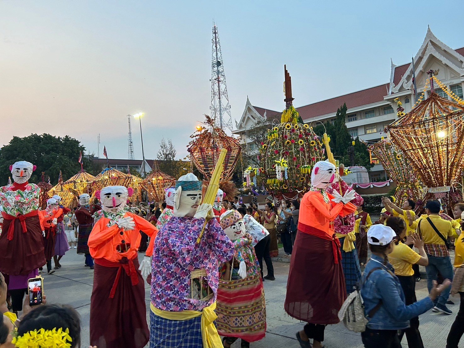 พช.ขอนแก่น : ร่วมพิธีเปิดงานสืบสานประเพณีสงกรานต์ วิถีไทบ้านขอนแก่น ประจำปี 2567