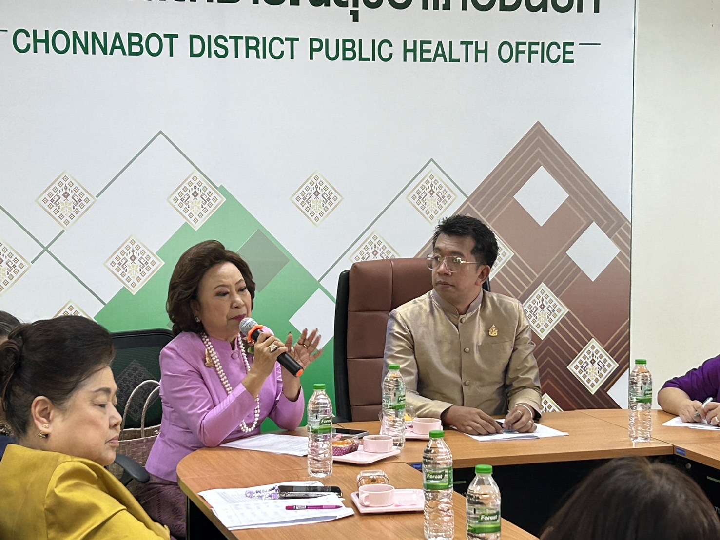 พช.ขอนแก่น : มหาวิทยาลัยขอนแก่นร่วมกับสมาคมส่งเสริมผ้าไทยจังหวัดขอนแก่นและสำนักงานพัฒนาชุมชนจังหวัดขอนแก่น ลงพื้นทีประชุมชี้แจงกลุ่มทอผ้าฯ แนวทางความร่วมมือการจัดกิจกรรมส่งเสริมผ้าไทยขับเคลื่อนเศรษฐกิจสร้างสรรค์ ณ อำเภอชนบท
