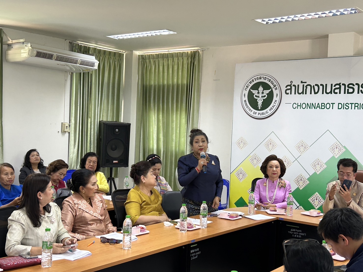 พช.ขอนแก่น : มหาวิทยาลัยขอนแก่นร่วมกับสมาคมส่งเสริมผ้าไทยจังหวัดขอนแก่นและสำนักงานพัฒนาชุมชนจังหวัดขอนแก่น ลงพื้นทีประชุมชี้แจงกลุ่มทอผ้าฯ แนวทางความร่วมมือการจัดกิจกรรมส่งเสริมผ้าไทยขับเคลื่อนเศรษฐกิจสร้างสรรค์ ณ อำเภอชนบท