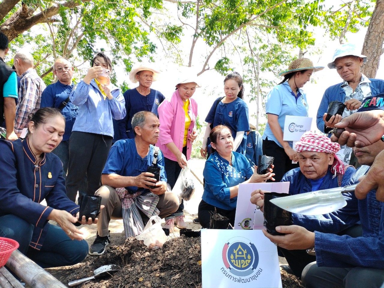 พช.ขอนแก่น : จัดกิจกรรมประชุมสัญจรคณะกรรมการเครือข่าย “โคก หนอง นา” และเอามื้อสามัคคี “พายห่อข้าว เอาแฮง แบ่งปัน สร้างสรรค์ สามัคคี ทำความดีด้วยหัวใจ”