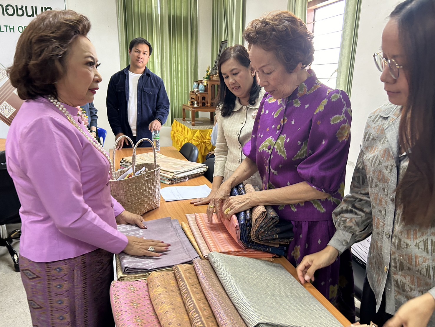 พช.ขอนแก่น : มหาวิทยาลัยขอนแก่นร่วมกับสมาคมส่งเสริมผ้าไทยจังหวัดขอนแก่นและสำนักงานพัฒนาชุมชนจังหวัดขอนแก่น ลงพื้นทีประชุมชี้แจงกลุ่มทอผ้าฯ แนวทางความร่วมมือการจัดกิจกรรมส่งเสริมผ้าไทยขับเคลื่อนเศรษฐกิจสร้างสรรค์ ณ อำเภอชนบท