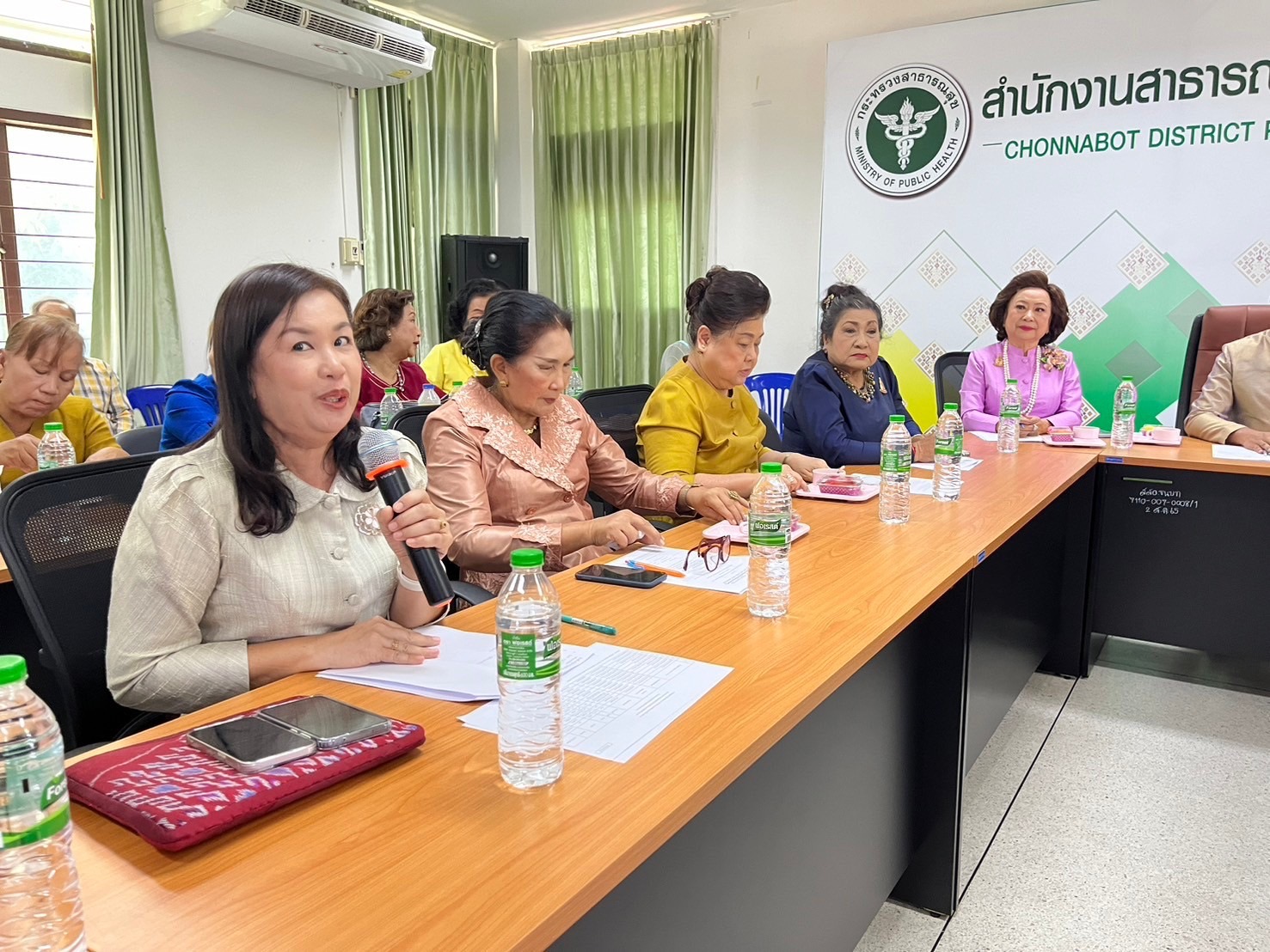 พช.ขอนแก่น : มหาวิทยาลัยขอนแก่นร่วมกับสมาคมส่งเสริมผ้าไทยจังหวัดขอนแก่นและสำนักงานพัฒนาชุมชนจังหวัดขอนแก่น ลงพื้นทีประชุมชี้แจงกลุ่มทอผ้าฯ แนวทางความร่วมมือการจัดกิจกรรมส่งเสริมผ้าไทยขับเคลื่อนเศรษฐกิจสร้างสรรค์ ณ อำเภอชนบท