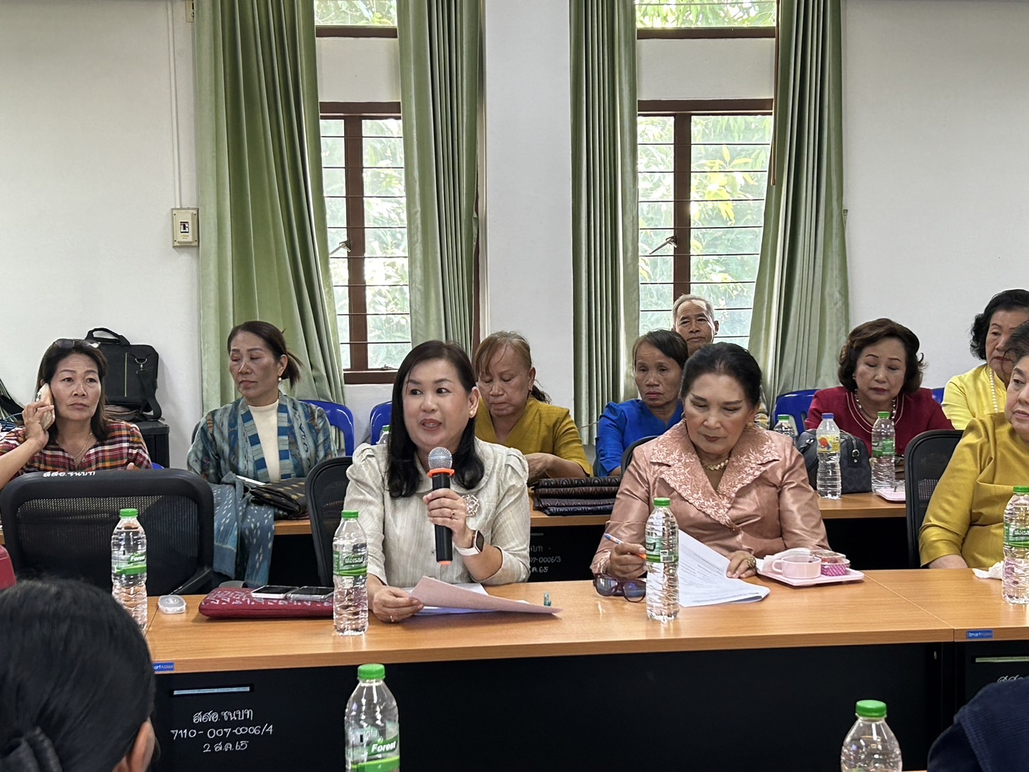 พช.ขอนแก่น : มหาวิทยาลัยขอนแก่นร่วมกับสมาคมส่งเสริมผ้าไทยจังหวัดขอนแก่นและสำนักงานพัฒนาชุมชนจังหวัดขอนแก่น ลงพื้นทีประชุมชี้แจงกลุ่มทอผ้าฯ แนวทางความร่วมมือการจัดกิจกรรมส่งเสริมผ้าไทยขับเคลื่อนเศรษฐกิจสร้างสรรค์ ณ อำเภอชนบท