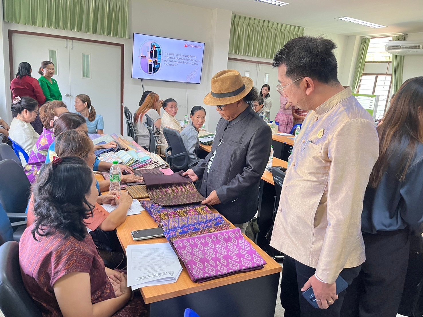 พช.ขอนแก่น : มหาวิทยาลัยขอนแก่นร่วมกับสมาคมส่งเสริมผ้าไทยจังหวัดขอนแก่นและสำนักงานพัฒนาชุมชนจังหวัดขอนแก่น ลงพื้นทีประชุมชี้แจงกลุ่มทอผ้าฯ แนวทางความร่วมมือการจัดกิจกรรมส่งเสริมผ้าไทยขับเคลื่อนเศรษฐกิจสร้างสรรค์ ณ อำเภอชนบท