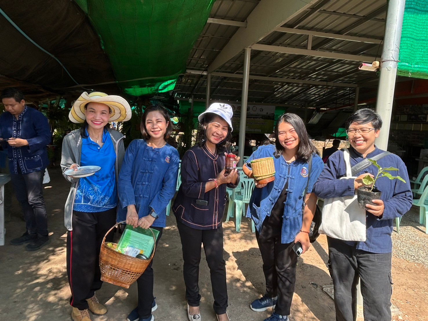 พช.ขอนแก่น : จัดกิจกรรมประชุมสัญจรคณะกรรมการเครือข่าย “โคก หนอง นา” และเอามื้อสามัคคี “พายห่อข้าว เอาแฮง แบ่งปัน สร้างสรรค์ สามัคคี ทำความดีด้วยหัวใจ”