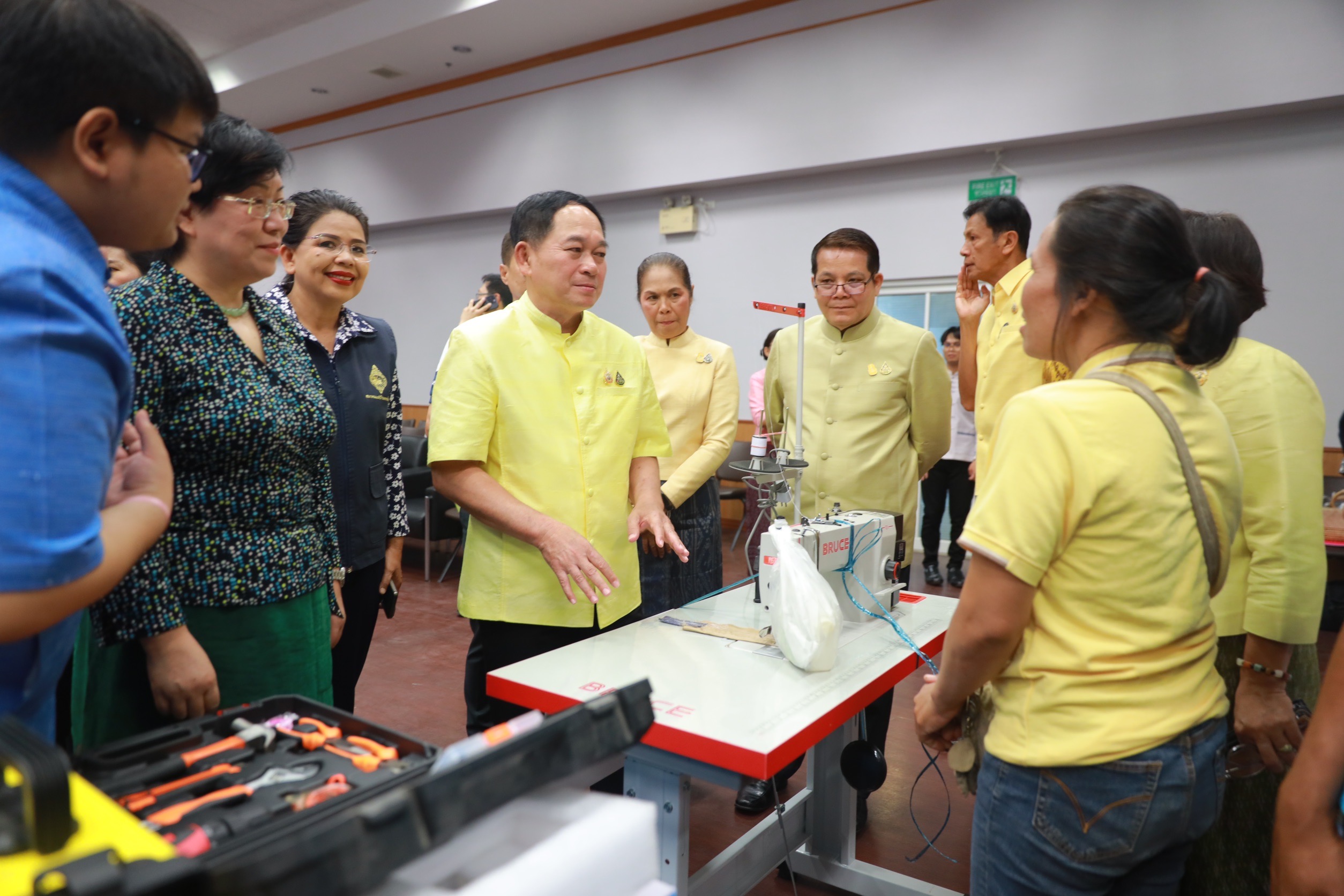 จังหวัดขอนแก่น : จัดพิธีมอบวัสดุอุปกรณ์การประกอบอาชีพแก่ครัวเรือนเป้าหมายในการดำเนินงานแก้ไขปัญหาความยากจนแบบบูรณาการ “แก้จนคนขอนแก่น สู่การพัฒนาคุณภาพชีวิตอย่างยั่งยืน”