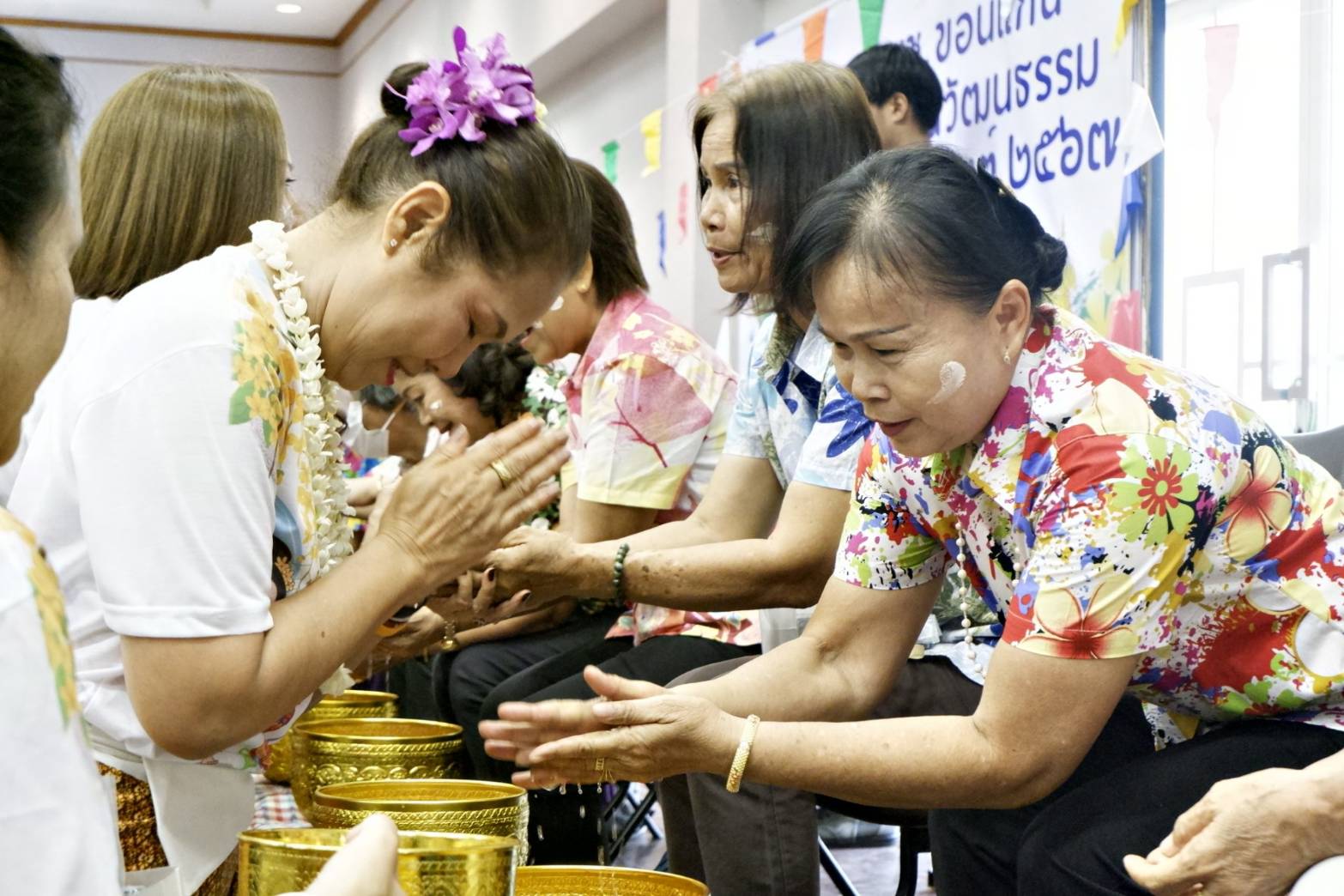 พช.ขอนแก่น : รดน้ำ ขอพร เนื่องในวันสงกรานต์ ประจำปี 2567