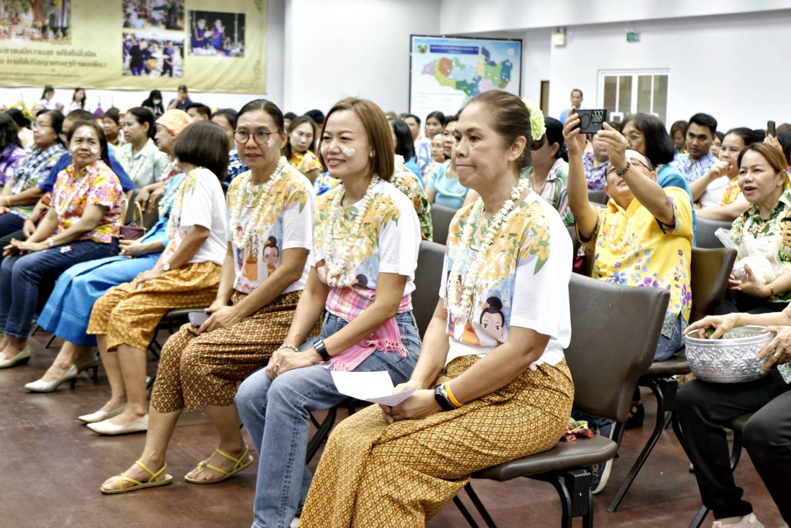 พช.ขอนแก่น : รดน้ำ ขอพร เนื่องในวันสงกรานต์ ประจำปี 2567