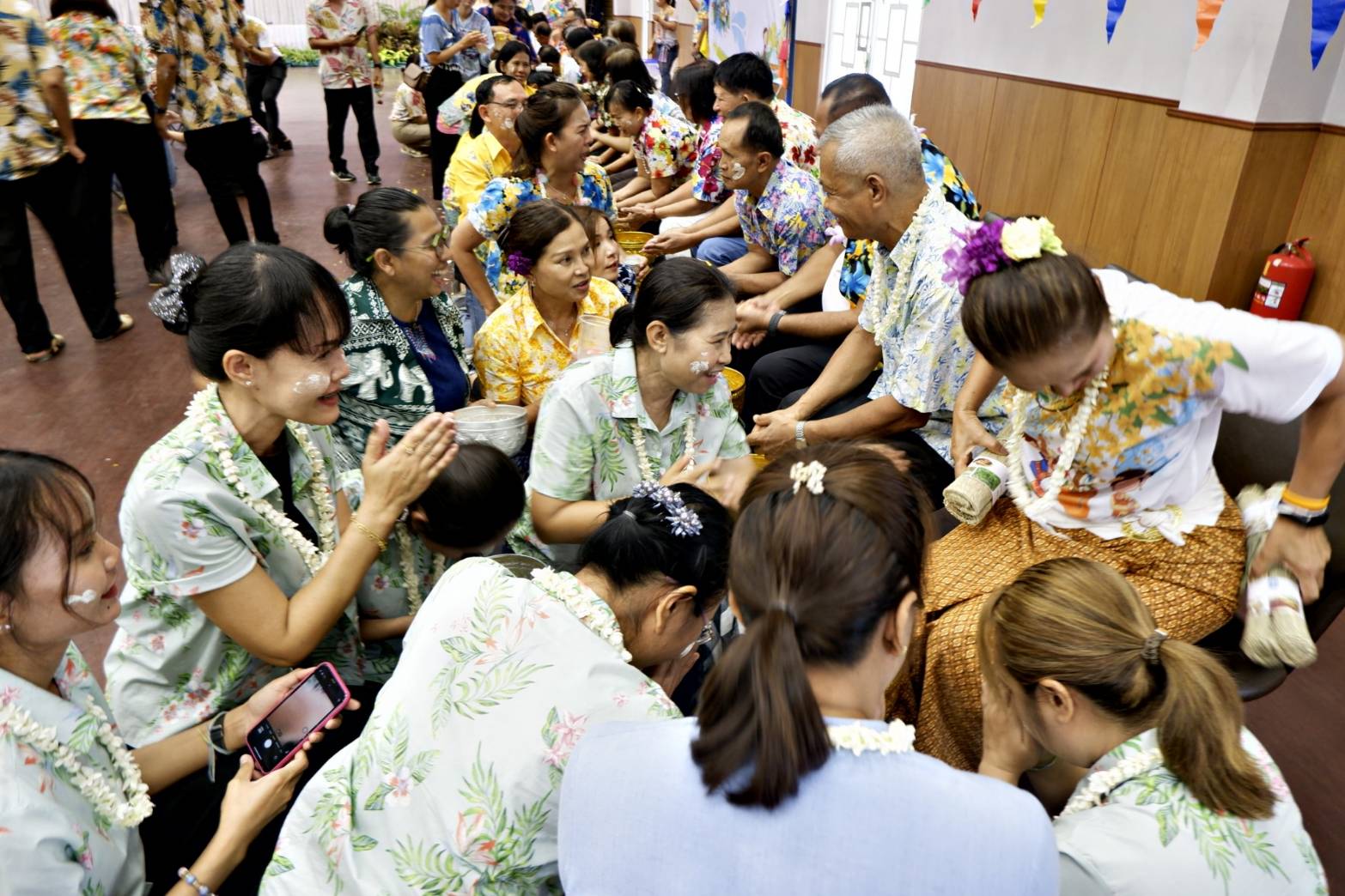 พช.ขอนแก่น : รดน้ำ ขอพร เนื่องในวันสงกรานต์ ประจำปี 2567