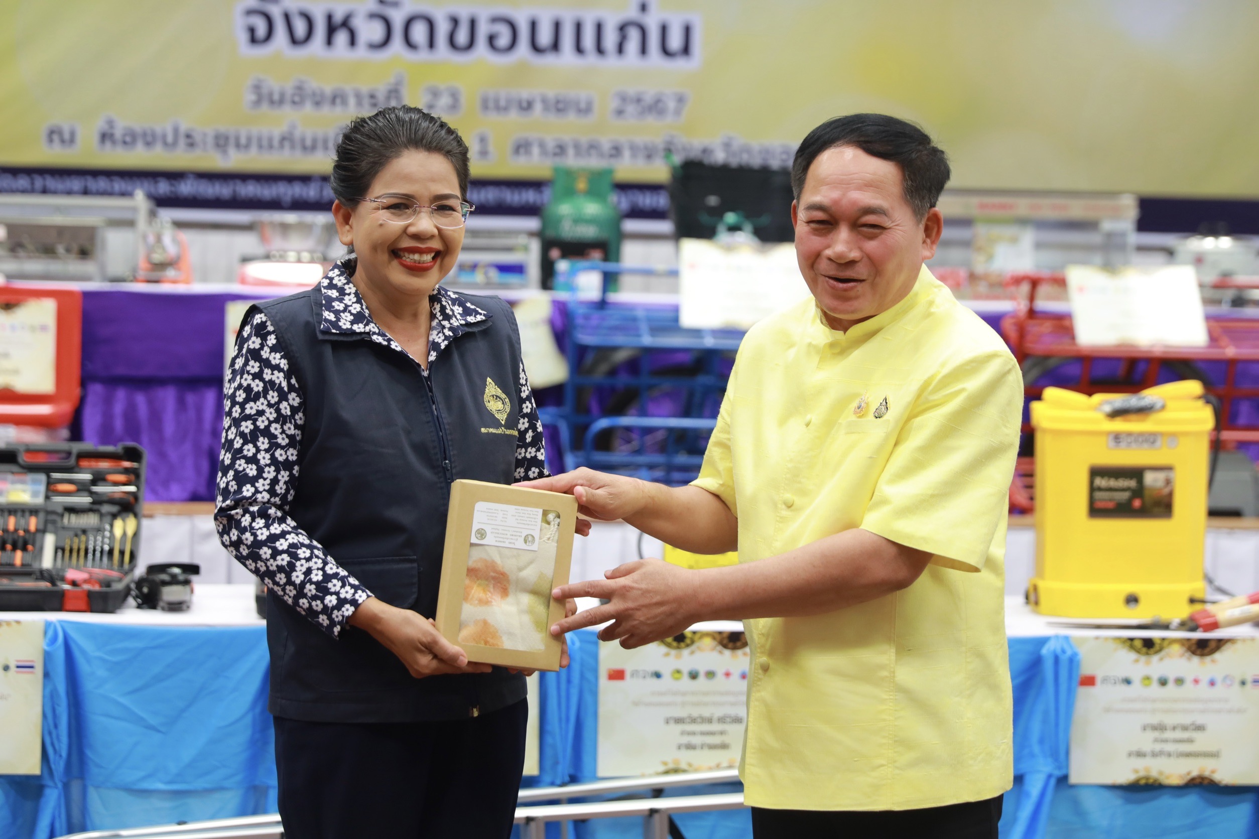 จังหวัดขอนแก่น : จัดพิธีมอบวัสดุอุปกรณ์การประกอบอาชีพแก่ครัวเรือนเป้าหมายในการดำเนินงานแก้ไขปัญหาความยากจนแบบบูรณาการ “แก้จนคนขอนแก่น สู่การพัฒนาคุณภาพชีวิตอย่างยั่งยืน”