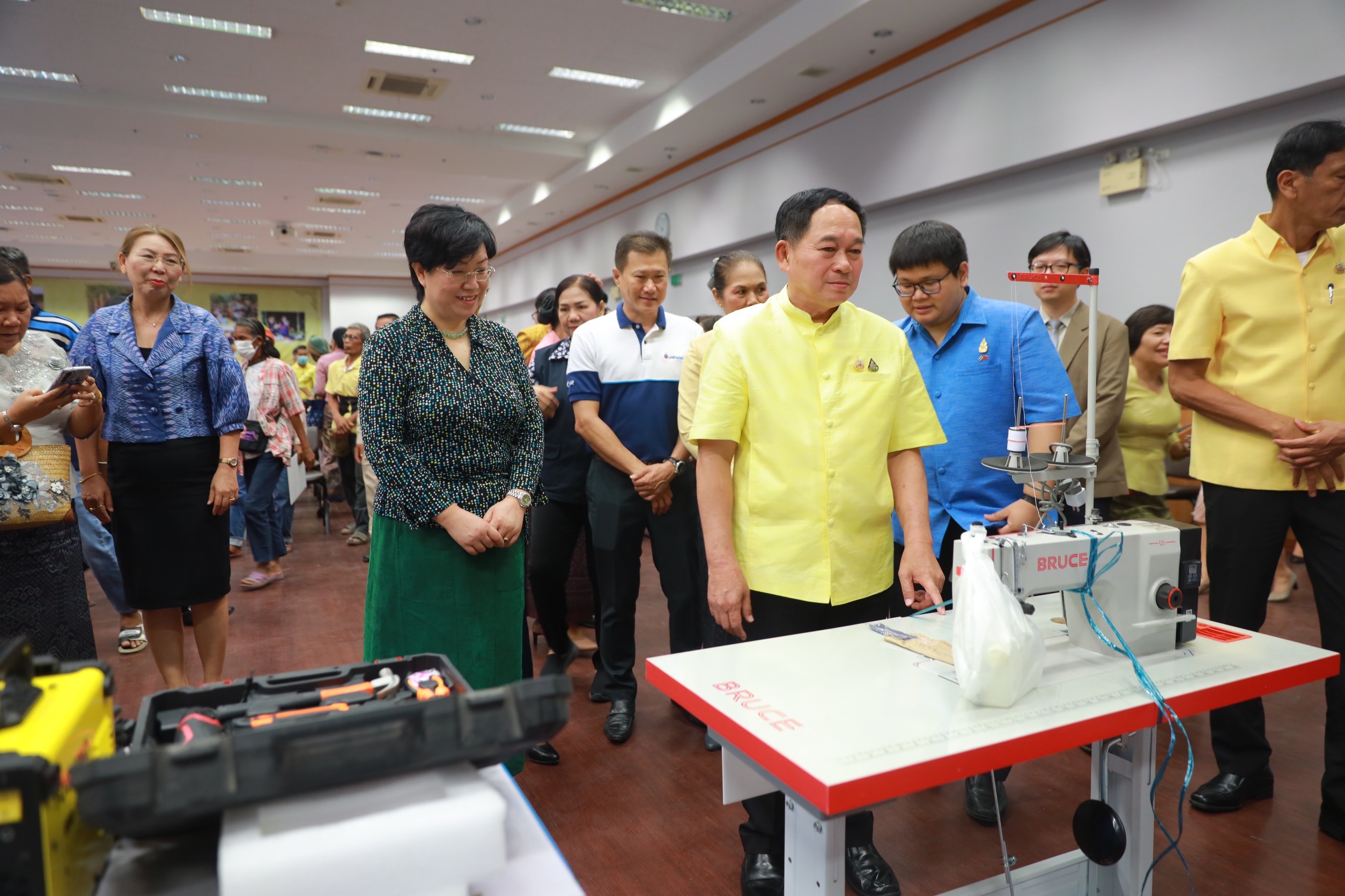 จังหวัดขอนแก่น : จัดพิธีมอบวัสดุอุปกรณ์การประกอบอาชีพแก่ครัวเรือนเป้าหมายในการดำเนินงานแก้ไขปัญหาความยากจนแบบบูรณาการ “แก้จนคนขอนแก่น สู่การพัฒนาคุณภาพชีวิตอย่างยั่งยืน”
