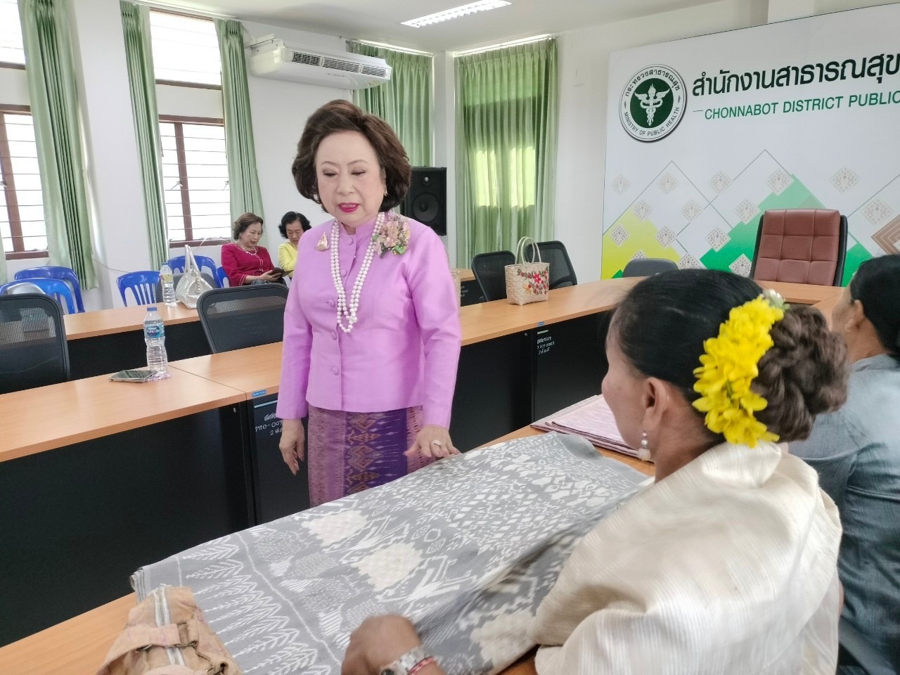 พช.ขอนแก่น : มหาวิทยาลัยขอนแก่นร่วมกับสมาคมส่งเสริมผ้าไทยจังหวัดขอนแก่นและสำนักงานพัฒนาชุมชนจังหวัดขอนแก่น ลงพื้นทีประชุมชี้แจงกลุ่มทอผ้าฯ แนวทางความร่วมมือการจัดกิจกรรมส่งเสริมผ้าไทยขับเคลื่อนเศรษฐกิจสร้างสรรค์ ณ อำเภอชนบท
