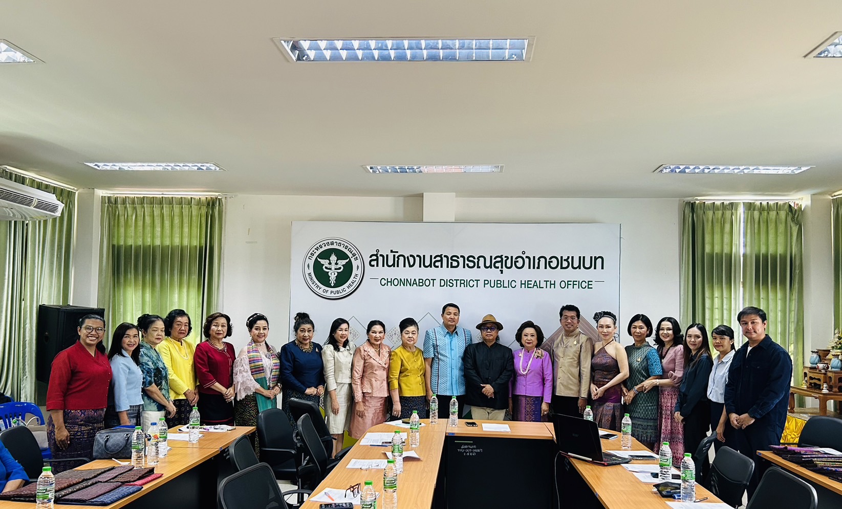 พช.ขอนแก่น : มหาวิทยาลัยขอนแก่นร่วมกับสมาคมส่งเสริมผ้าไทยจังหวัดขอนแก่นและสำนักงานพัฒนาชุมชนจังหวัดขอนแก่น ลงพื้นทีประชุมชี้แจงกลุ่มทอผ้าฯ แนวทางความร่วมมือการจัดกิจกรรมส่งเสริมผ้าไทยขับเคลื่อนเศรษฐกิจสร้างสรรค์ ณ อำเภอชนบท