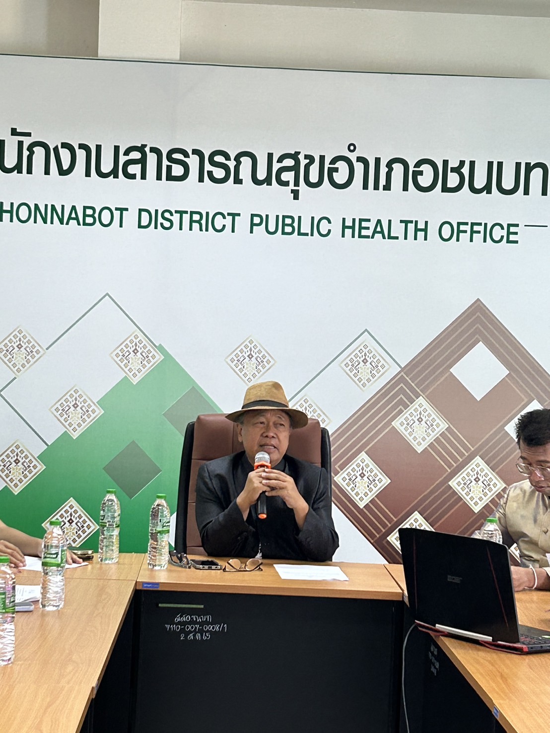 พช.ขอนแก่น : มหาวิทยาลัยขอนแก่นร่วมกับสมาคมส่งเสริมผ้าไทยจังหวัดขอนแก่นและสำนักงานพัฒนาชุมชนจังหวัดขอนแก่น ลงพื้นทีประชุมชี้แจงกลุ่มทอผ้าฯ แนวทางความร่วมมือการจัดกิจกรรมส่งเสริมผ้าไทยขับเคลื่อนเศรษฐกิจสร้างสรรค์ ณ อำเภอชนบท