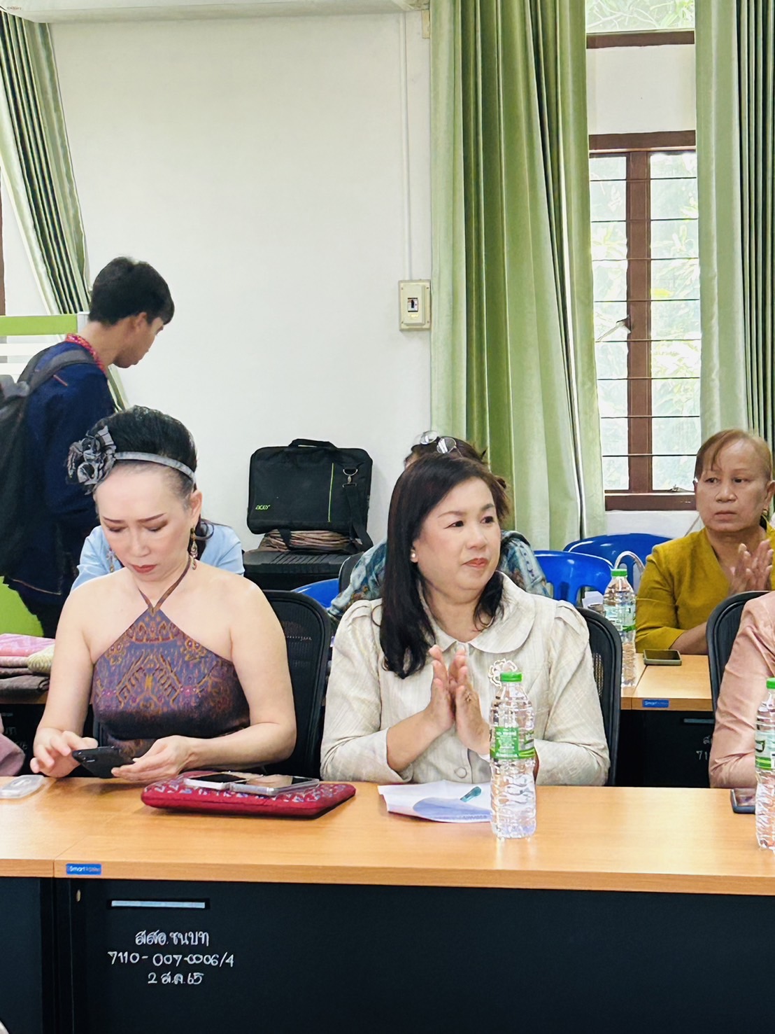 พช.ขอนแก่น : มหาวิทยาลัยขอนแก่นร่วมกับสมาคมส่งเสริมผ้าไทยจังหวัดขอนแก่นและสำนักงานพัฒนาชุมชนจังหวัดขอนแก่น ลงพื้นทีประชุมชี้แจงกลุ่มทอผ้าฯ แนวทางความร่วมมือการจัดกิจกรรมส่งเสริมผ้าไทยขับเคลื่อนเศรษฐกิจสร้างสรรค์ ณ อำเภอชนบท