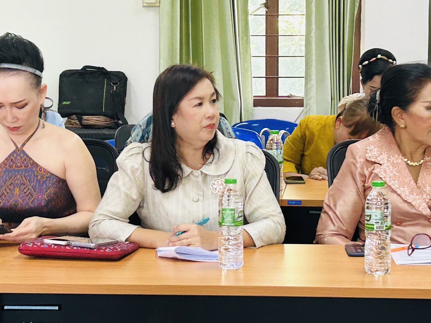 พช.ขอนแก่น : มหาวิทยาลัยขอนแก่นร่วมกับสมาคมส่งเสริมผ้าไทยจังหวัดขอนแก่นและสำนักงานพัฒนาชุมชนจังหวัดขอนแก่น ลงพื้นทีประชุมชี้แจงกลุ่มทอผ้าฯ แนวทางความร่วมมือการจัดกิจกรรมส่งเสริมผ้าไทยขับเคลื่อนเศรษฐกิจสร้างสรรค์ ณ อำเภอชนบท