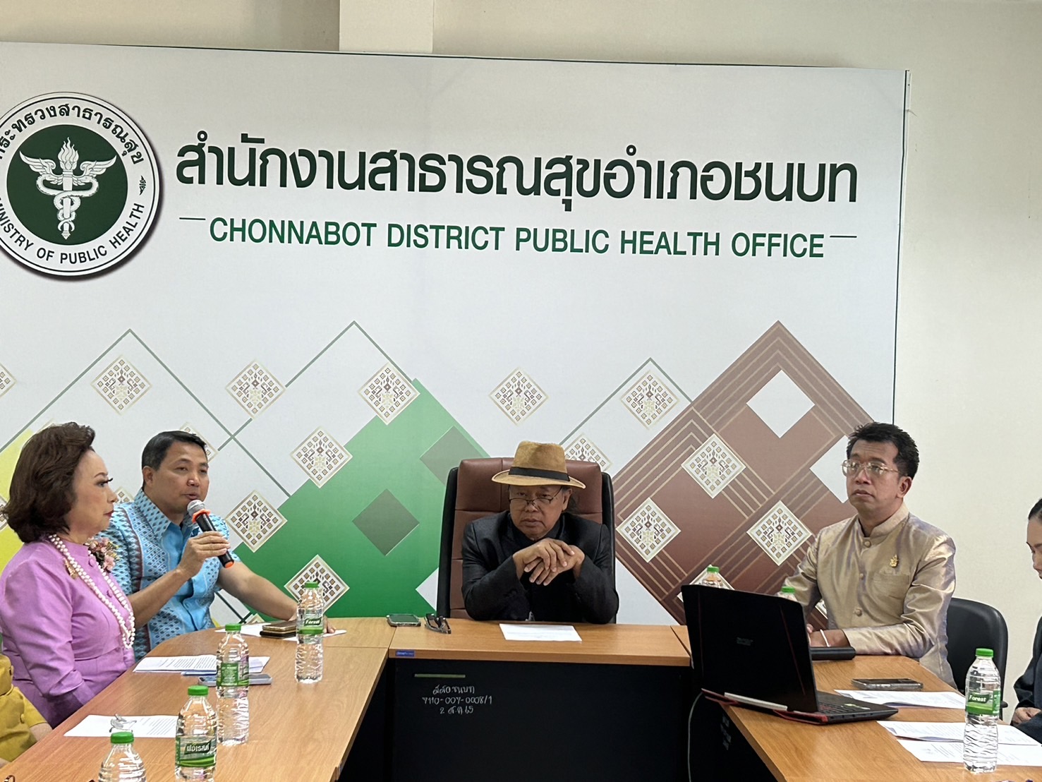 พช.ขอนแก่น : มหาวิทยาลัยขอนแก่นร่วมกับสมาคมส่งเสริมผ้าไทยจังหวัดขอนแก่นและสำนักงานพัฒนาชุมชนจังหวัดขอนแก่น ลงพื้นทีประชุมชี้แจงกลุ่มทอผ้าฯ แนวทางความร่วมมือการจัดกิจกรรมส่งเสริมผ้าไทยขับเคลื่อนเศรษฐกิจสร้างสรรค์ ณ อำเภอชนบท