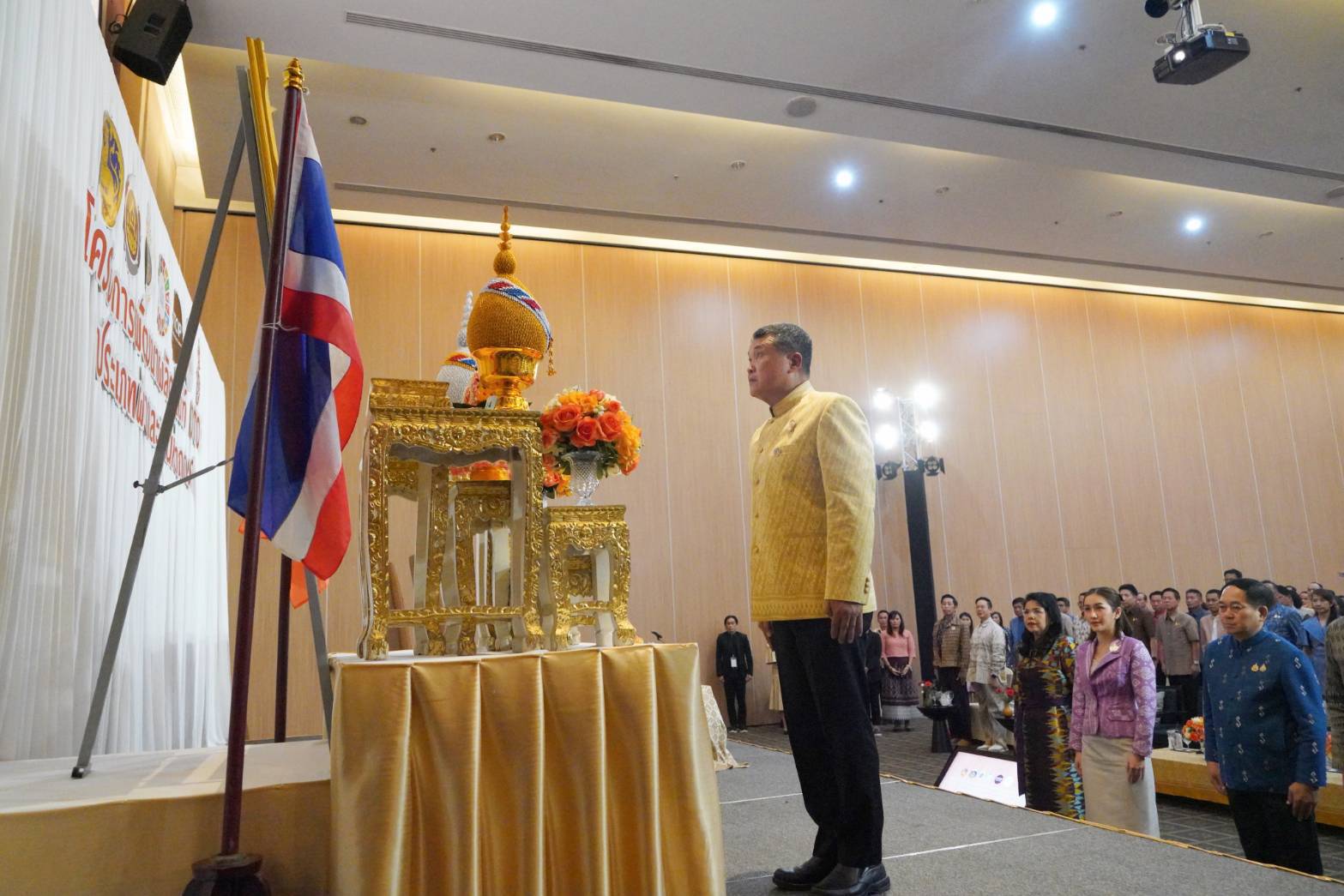 มท. สนองแนวพระดำริ “ผ้าไทยใส่ให้สนุก” ในสมเด็จพระเจ้าลูกเธอ เจ้าฟ้าสิริวัณณวรี นารีรัตนราชกัญญา เดินหน้าโค้ชชิ่ง “ผ้าลายสิริวชิราภรณ์” และงานหัตถกรรม ณ จุดดำเนินการที่ 4 จังหวัดขอนแก่น มุ่งสร้างมูลค่าผลิตภัณฑ์ในท้องถิ่นทุกภูมิภาค อย่างมั่นคงและยั่งยืน พร้อมผลักดันภูมิปัญญา “ผ้าไทยและงานหัตถกรรม” นำทางสู่ตลาดแฟชั่นระดับสากล