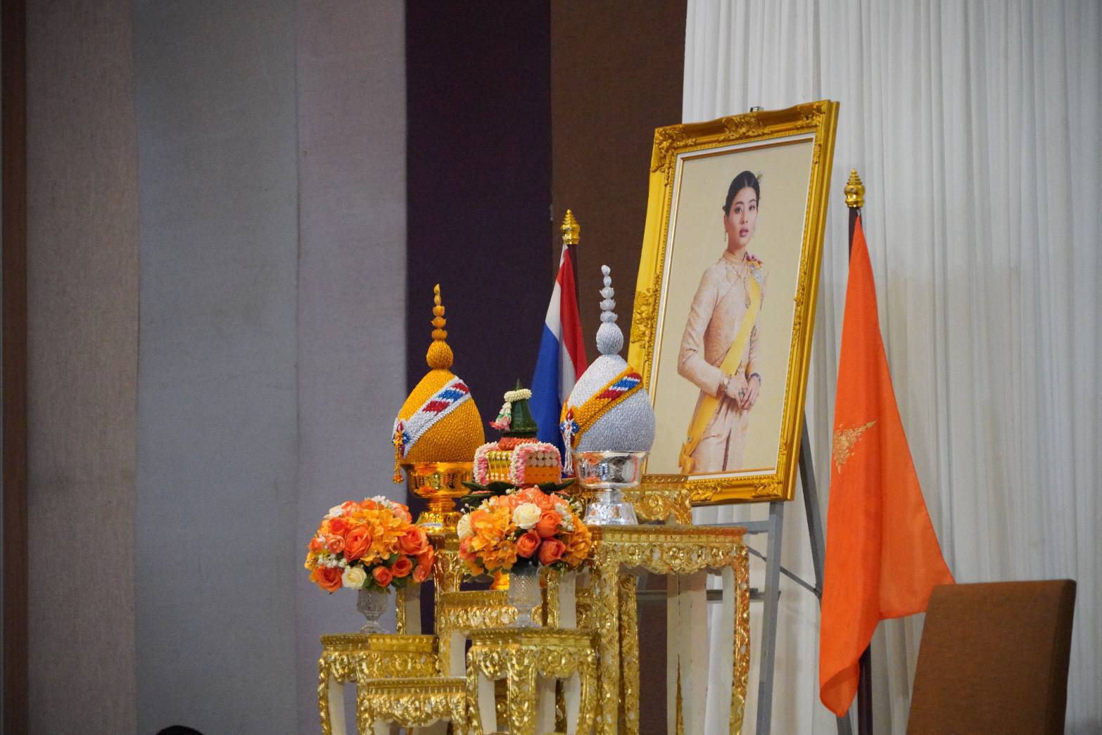 มท. สนองแนวพระดำริ “ผ้าไทยใส่ให้สนุก” ในสมเด็จพระเจ้าลูกเธอ เจ้าฟ้าสิริวัณณวรี นารีรัตนราชกัญญา เดินหน้าโค้ชชิ่ง “ผ้าลายสิริวชิราภรณ์” และงานหัตถกรรม ณ จุดดำเนินการที่ 4 จังหวัดขอนแก่น มุ่งสร้างมูลค่าผลิตภัณฑ์ในท้องถิ่นทุกภูมิภาค อย่างมั่นคงและยั่งยืน พร้อมผลักดันภูมิปัญญา “ผ้าไทยและงานหัตถกรรม” นำทางสู่ตลาดแฟชั่นระดับสากล