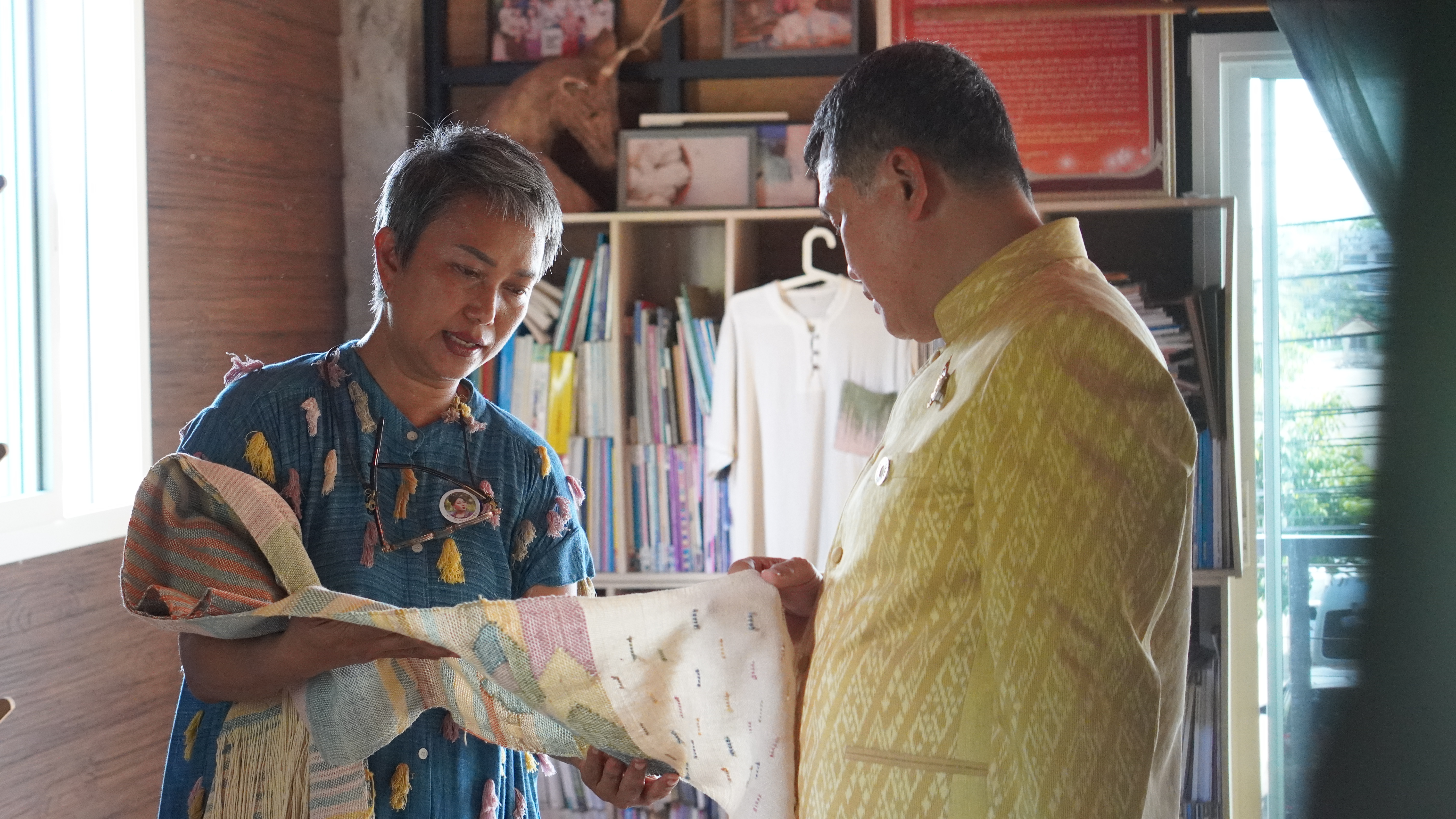 ปลัดกระทรวงมหาดไทย เยี่ยมชมและให้กำลังใจการดำเนินงาน “ศูนย์เรียนรู้การสกัดสีจากพืช การย้อมผ้าด้วยสิธรรมชาติ การสาธิตการทอผ้า ด้วยกี่ประยุกต์ แปรรูปผลิตภัณฑ์จากผ้า” ณ JUTATIP ชุมชนหัตถกรรมผ้าฝ้ายย้อมสีธรรมชาติ อ.เมือง จ.ขอนแก่น