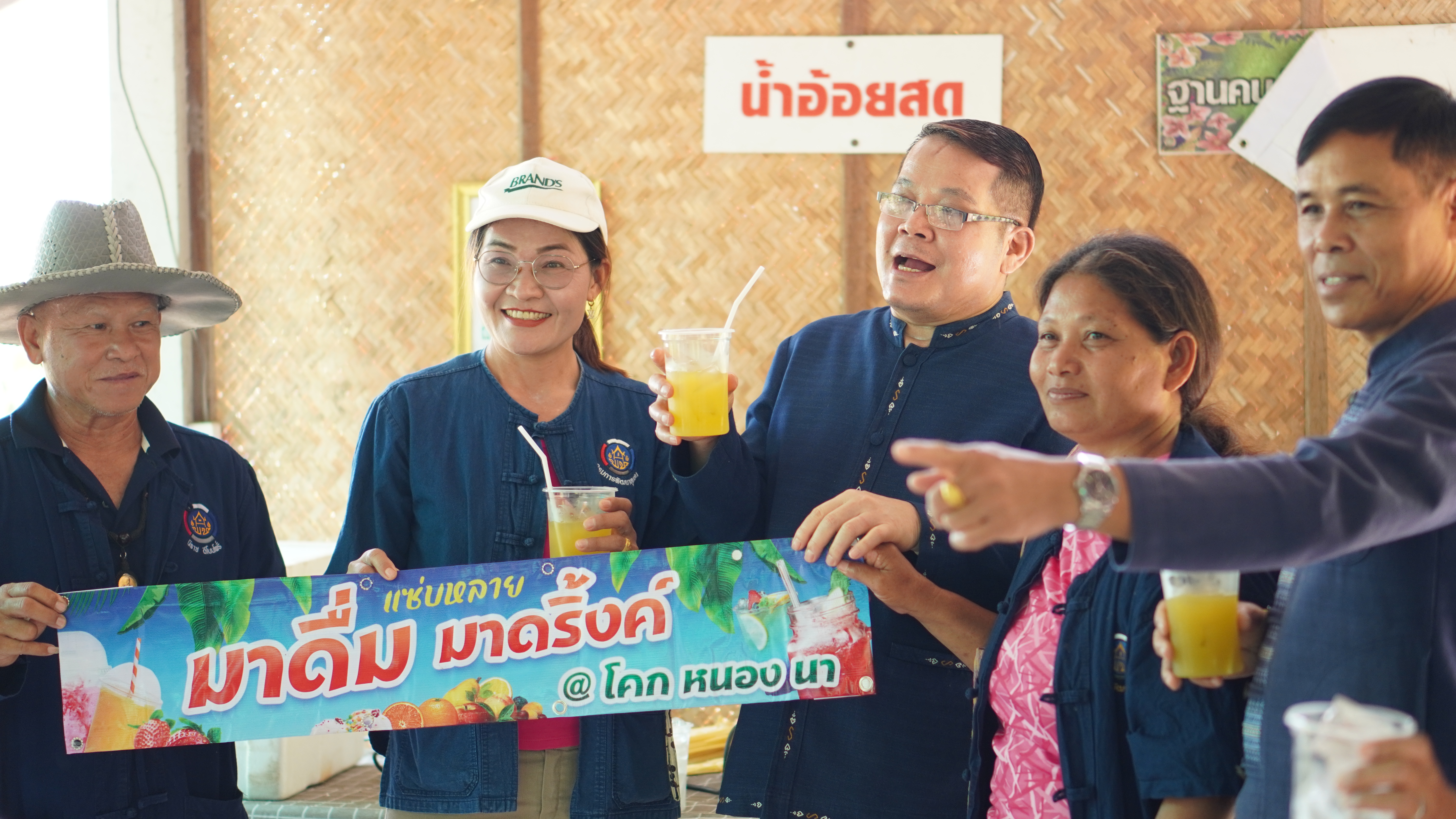 พช.ขอนแก่น : จัดกิจกรรม “เอามื้อสามัคคี ทำความดี ถวายเป็นพระราชกุศล” เนื่องในโอกาสวันฉัตรมงคล