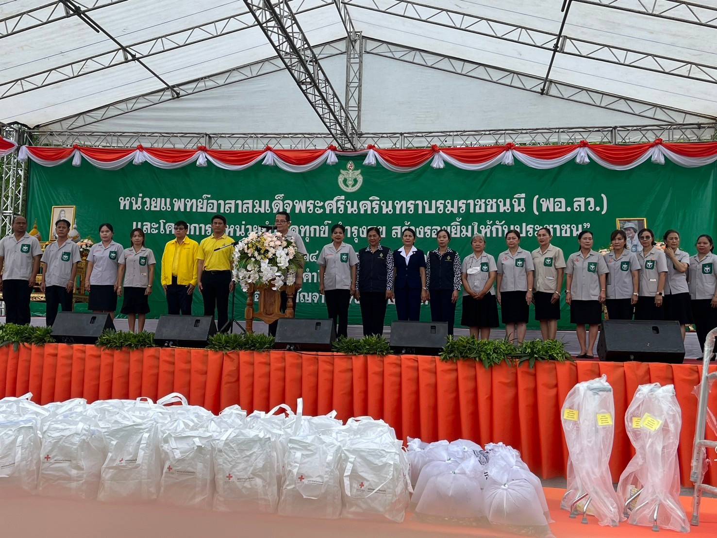 จังหวัดขอนแก่น : ออกหน่วยแพทย์เคลื่อนที่ พอ.สว. และโครงการหน่วยบำบัดทุกข์ บำรุงสุข สร้างรอยยิ้มให้กับประชาชน อำเภอมัญจาคีรี