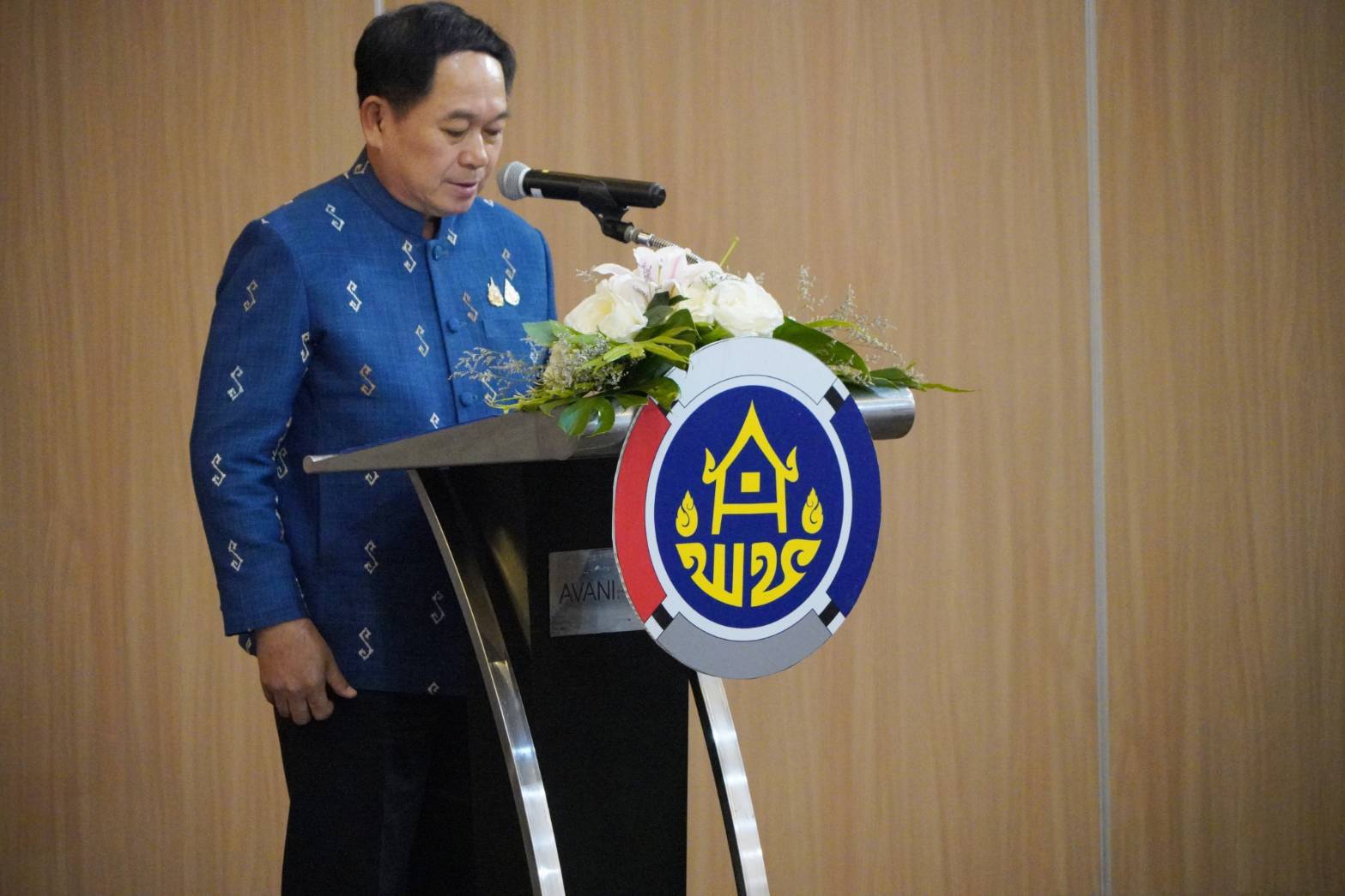 มท. สนองแนวพระดำริ “ผ้าไทยใส่ให้สนุก” ในสมเด็จพระเจ้าลูกเธอ เจ้าฟ้าสิริวัณณวรี นารีรัตนราชกัญญา เดินหน้าโค้ชชิ่ง “ผ้าลายสิริวชิราภรณ์” และงานหัตถกรรม ณ จุดดำเนินการที่ 4 จังหวัดขอนแก่น มุ่งสร้างมูลค่าผลิตภัณฑ์ในท้องถิ่นทุกภูมิภาค อย่างมั่นคงและยั่งยืน พร้อมผลักดันภูมิปัญญา “ผ้าไทยและงานหัตถกรรม” นำทางสู่ตลาดแฟชั่นระดับสากล