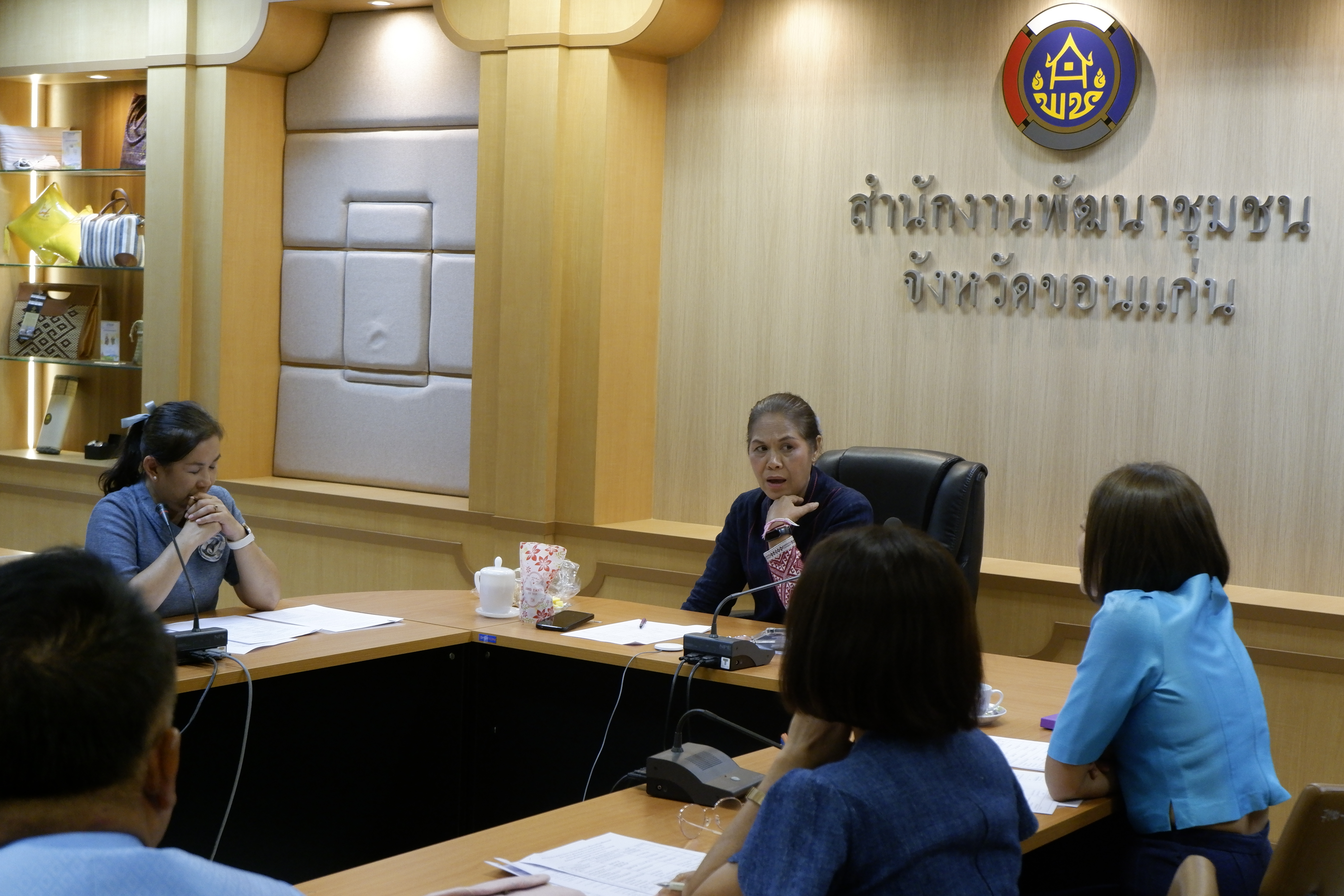 พช.ขอนแก่น : ประชุมเตรียมความพร้อมโครงการพัฒนาผลิตภัณฑ์ OTOP ประเภทผ้าและงานหัตถกรรม กิจกรรมอบรมเชิงปฏิบัติการพัฒนาศักยภาพผู้ผลิต ผู้ประกอบการ OTOP ประเภทผ้า และเครื่องแต่งกาย ช่างทอผ้าและงานหัตถกรรม (Coaching ผ้าลายพระราชทาน “ผ้าลายสิริวชิราภรณ์” และงานหัตถกรรม จุดดำเนินการที่ 4 จังหวัดขอนแก่น