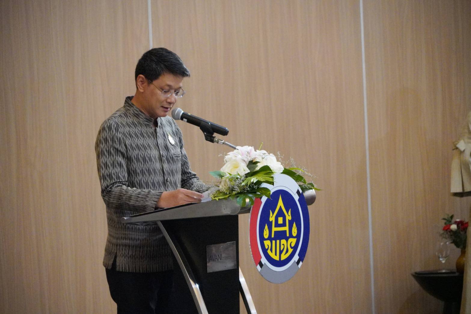 มท. สนองแนวพระดำริ “ผ้าไทยใส่ให้สนุก” ในสมเด็จพระเจ้าลูกเธอ เจ้าฟ้าสิริวัณณวรี นารีรัตนราชกัญญา เดินหน้าโค้ชชิ่ง “ผ้าลายสิริวชิราภรณ์” และงานหัตถกรรม ณ จุดดำเนินการที่ 4 จังหวัดขอนแก่น มุ่งสร้างมูลค่าผลิตภัณฑ์ในท้องถิ่นทุกภูมิภาค อย่างมั่นคงและยั่งยืน พร้อมผลักดันภูมิปัญญา “ผ้าไทยและงานหัตถกรรม” นำทางสู่ตลาดแฟชั่นระดับสากล