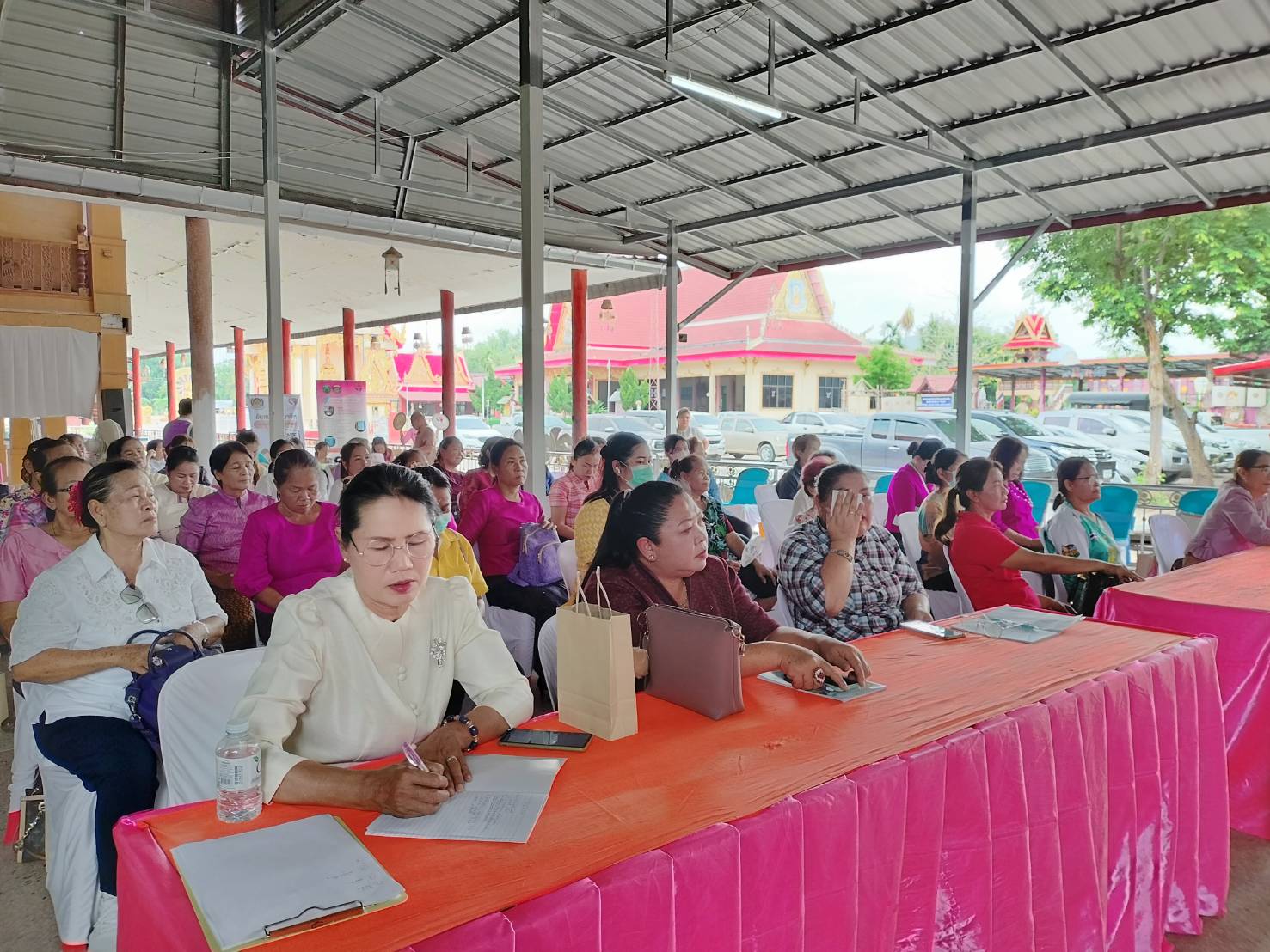 พช.ขอนแก่น : ร่วมกิจกรรม โครงการคลินิกอาชีพสตรี “ปลดหนี้ แก้จน” ครั้งที่ 2 อำเภอภูผาม่าน