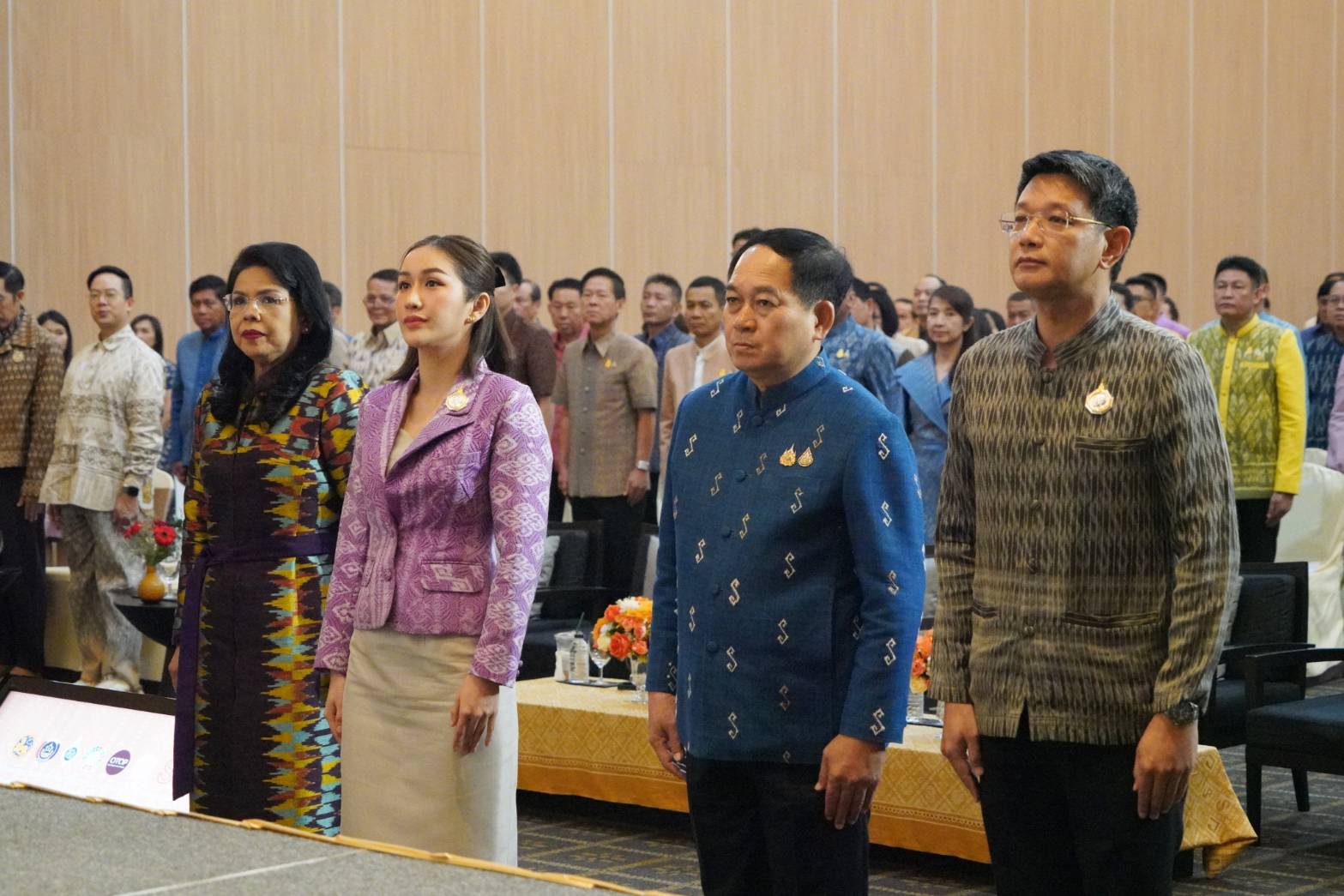 มท. สนองแนวพระดำริ “ผ้าไทยใส่ให้สนุก” ในสมเด็จพระเจ้าลูกเธอ เจ้าฟ้าสิริวัณณวรี นารีรัตนราชกัญญา เดินหน้าโค้ชชิ่ง “ผ้าลายสิริวชิราภรณ์” และงานหัตถกรรม ณ จุดดำเนินการที่ 4 จังหวัดขอนแก่น มุ่งสร้างมูลค่าผลิตภัณฑ์ในท้องถิ่นทุกภูมิภาค อย่างมั่นคงและยั่งยืน พร้อมผลักดันภูมิปัญญา “ผ้าไทยและงานหัตถกรรม” นำทางสู่ตลาดแฟชั่นระดับสากล