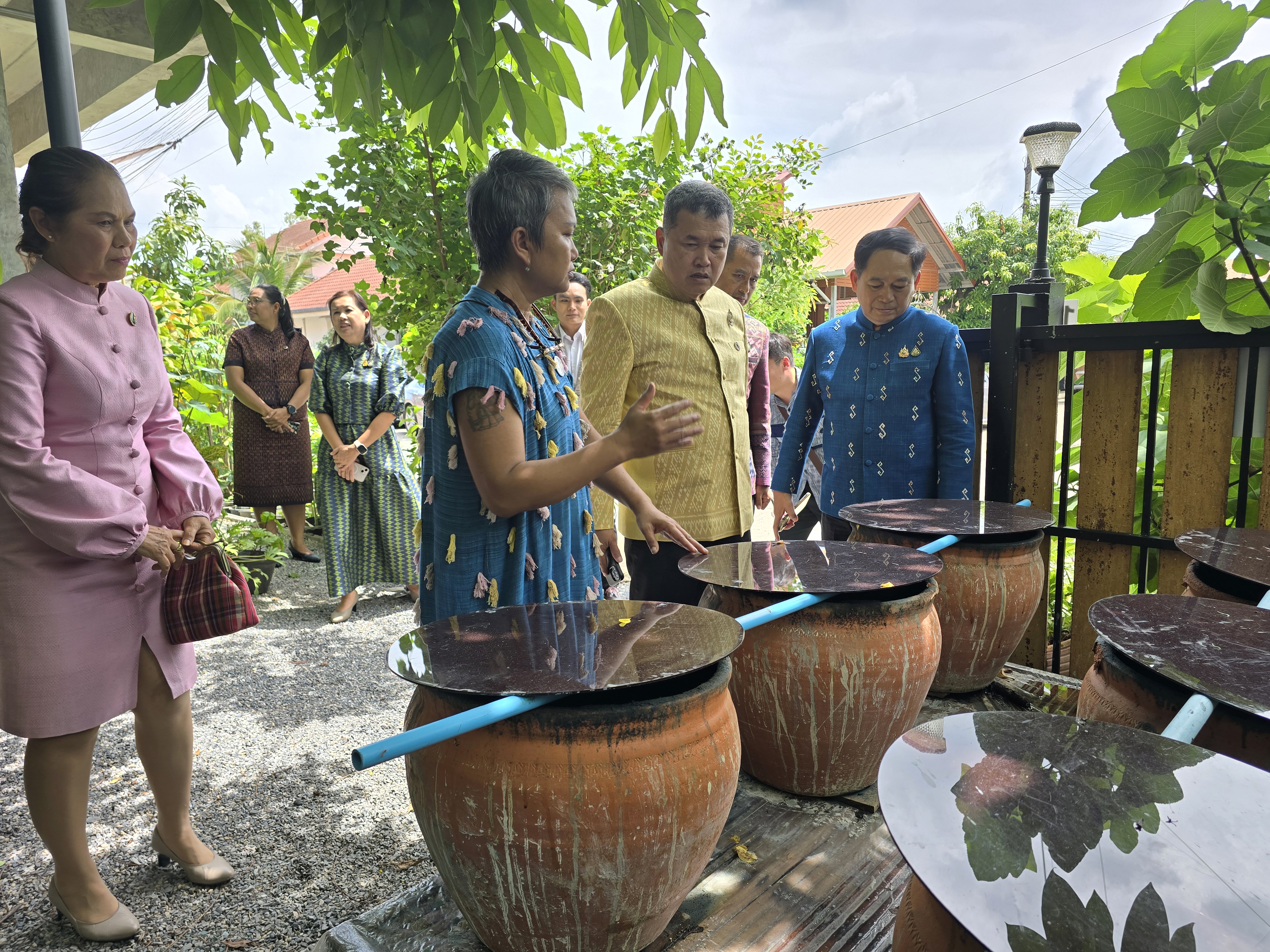 ปลัดกระทรวงมหาดไทย เยี่ยมชมและให้กำลังใจการดำเนินงาน “ศูนย์เรียนรู้การสกัดสีจากพืช การย้อมผ้าด้วยสิธรรมชาติ การสาธิตการทอผ้า ด้วยกี่ประยุกต์ แปรรูปผลิตภัณฑ์จากผ้า” ณ JUTATIP ชุมชนหัตถกรรมผ้าฝ้ายย้อมสีธรรมชาติ อ.เมือง จ.ขอนแก่น