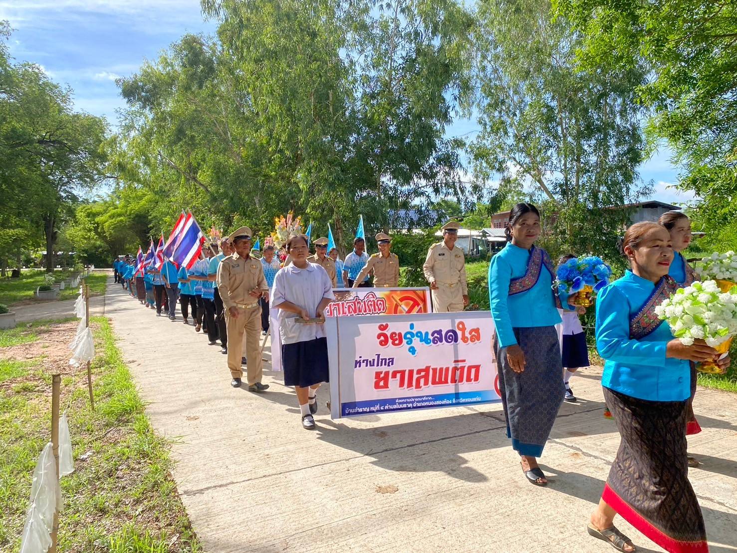 พช. ขอนแก่น : อำเภอหนองสองห้อง ร่วมกิจกรรมทอดผ้าสมทบกองทุนหมู่บ้านป้องกันและแก้ไขปัญหายาเสพติด ตำบลโนนธาตุ