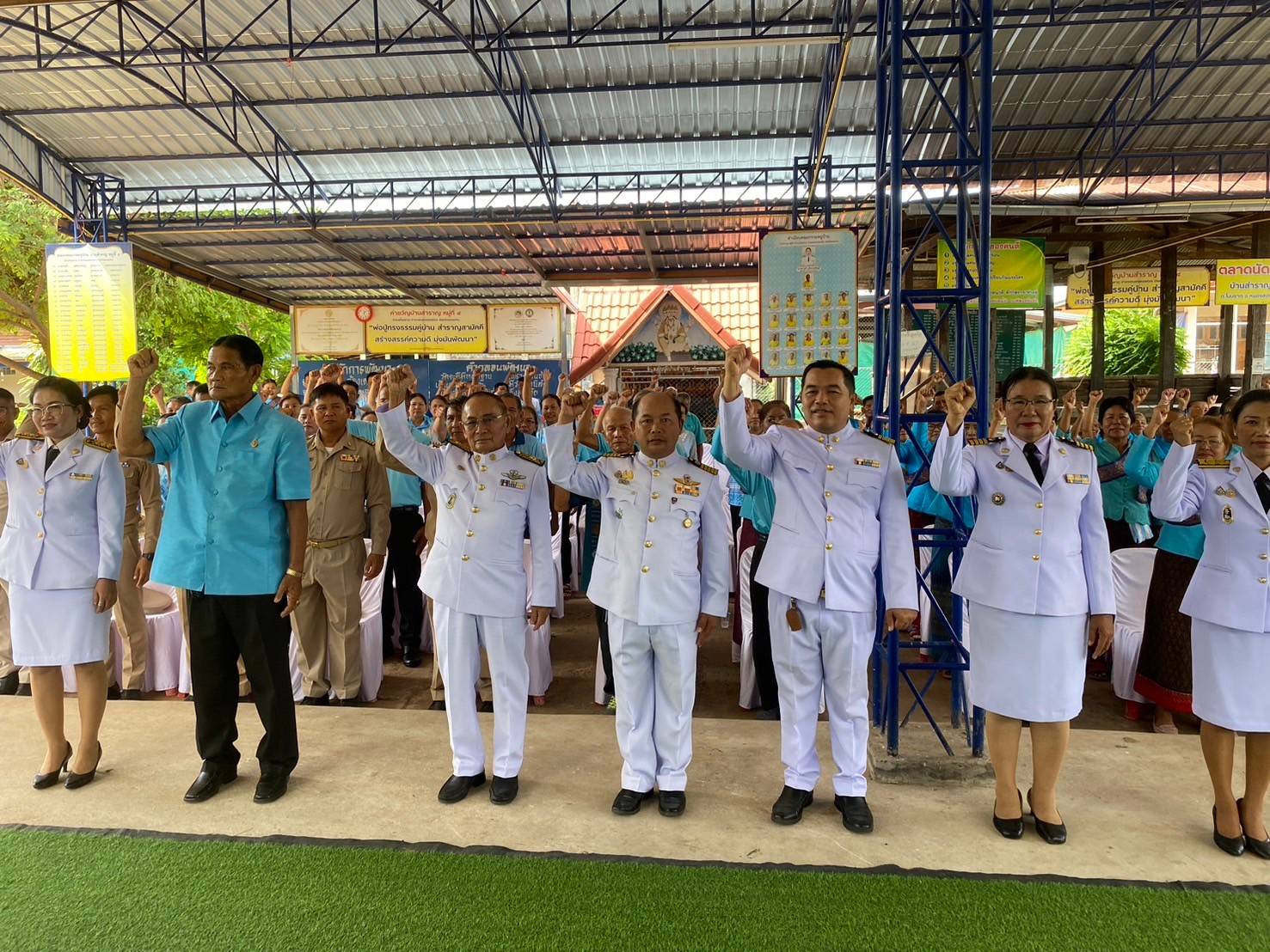 พช. ขอนแก่น : อำเภอหนองสองห้อง ร่วมกิจกรรมทอดผ้าสมทบกองทุนหมู่บ้านป้องกันและแก้ไขปัญหายาเสพติด ตำบลโนนธาตุ