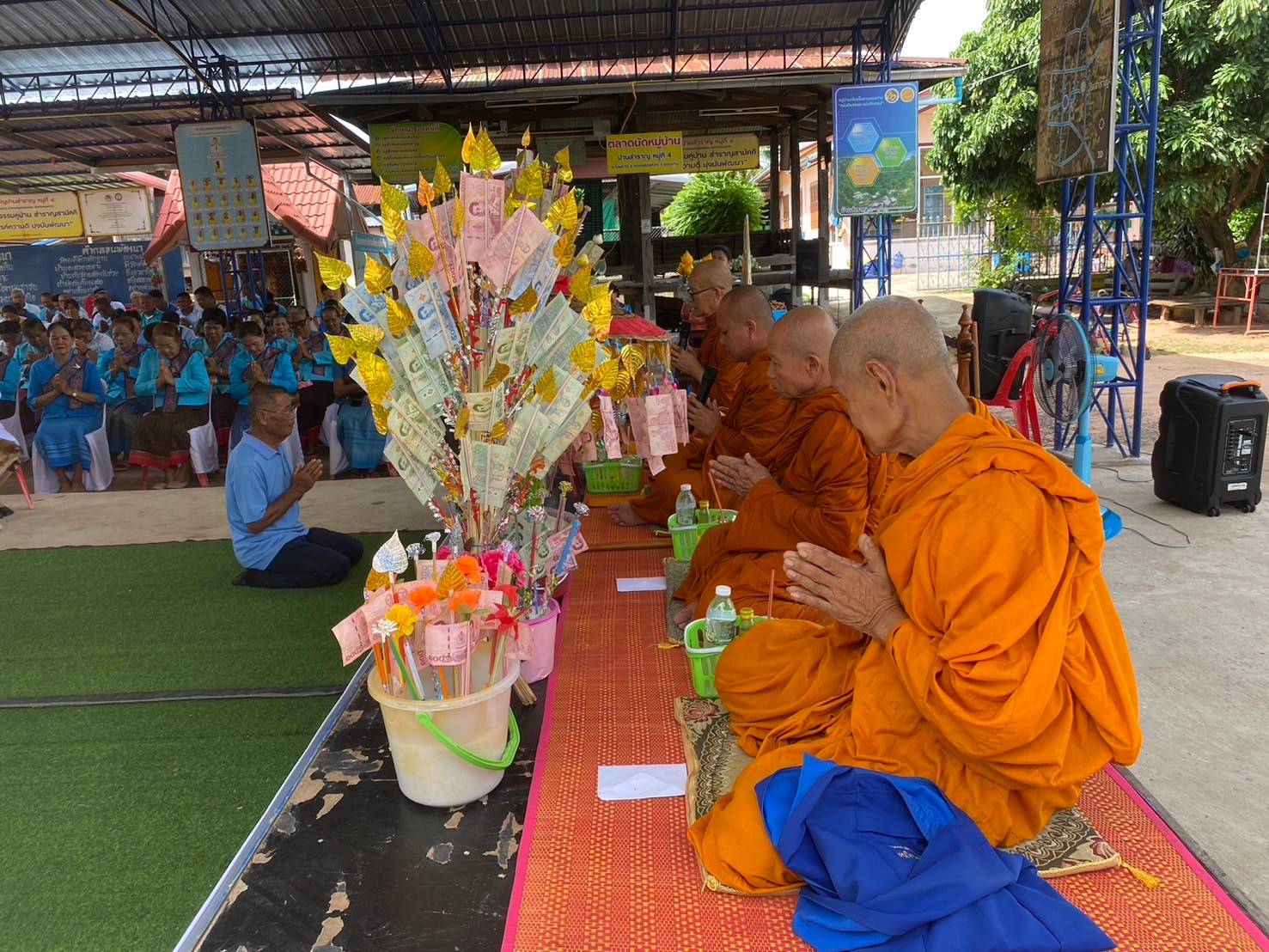 พช. ขอนแก่น : อำเภอหนองสองห้อง ร่วมกิจกรรมทอดผ้าสมทบกองทุนหมู่บ้านป้องกันและแก้ไขปัญหายาเสพติด ตำบลโนนธาตุ