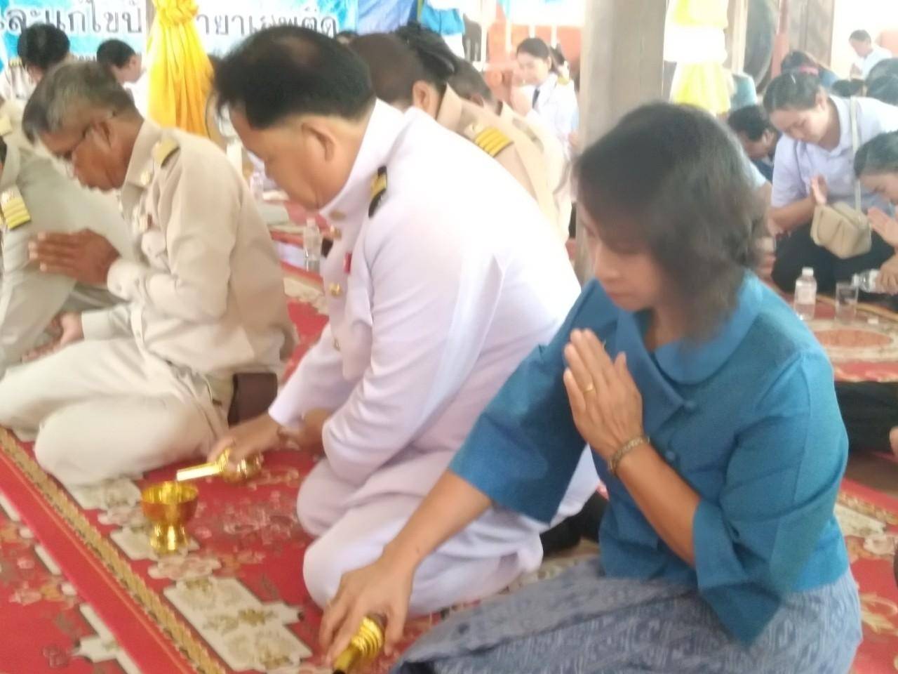 พช.ขอนแก่น : อำเภอหนองสองห้อง ร่วมกิจกรรมทอดผ้าสมทบกองทุนหมู่บ้านป้องกันและแก้ไขปัญหายาเสพติด ตำบลดอนดั่ง