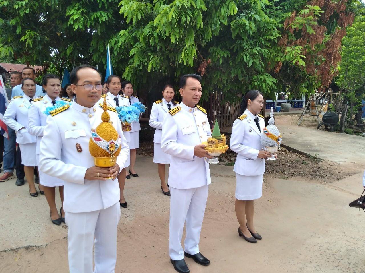 พช.ขอนแก่น : อำเภอหนองสองห้อง ร่วมกิจกรรมทอดผ้าสมทบกองทุนหมู่บ้านป้องกันและแก้ไขปัญหายาเสพติด ตำบลดอนดั่ง