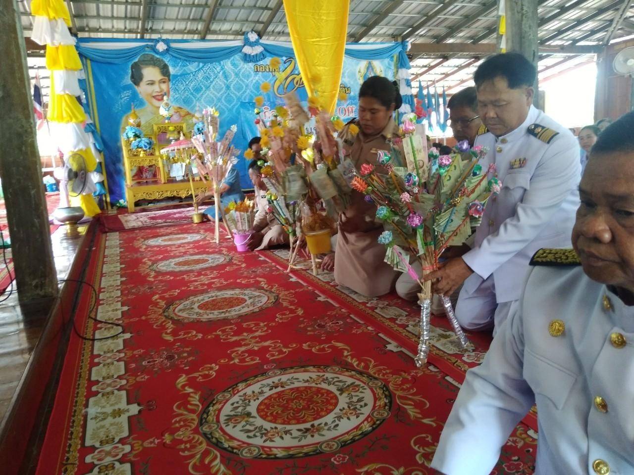 พช.ขอนแก่น : อำเภอหนองสองห้อง ร่วมกิจกรรมทอดผ้าสมทบกองทุนหมู่บ้านป้องกันและแก้ไขปัญหายาเสพติด ตำบลดอนดั่ง