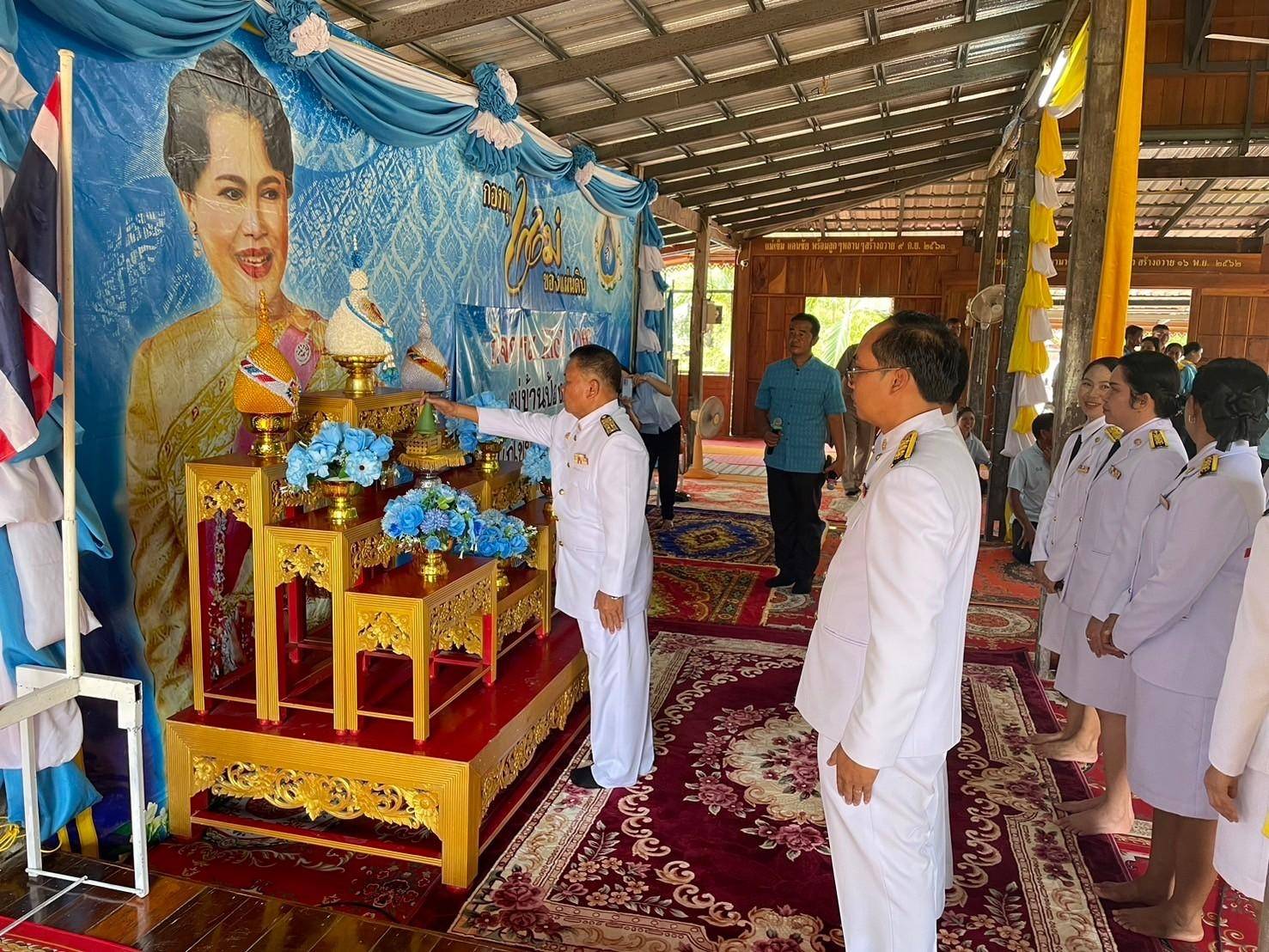 พช.ขอนแก่น : อำเภอหนองสองห้อง ร่วมกิจกรรมทอดผ้าสมทบกองทุนหมู่บ้านป้องกันและแก้ไขปัญหายาเสพติด ตำบลดอนดั่ง