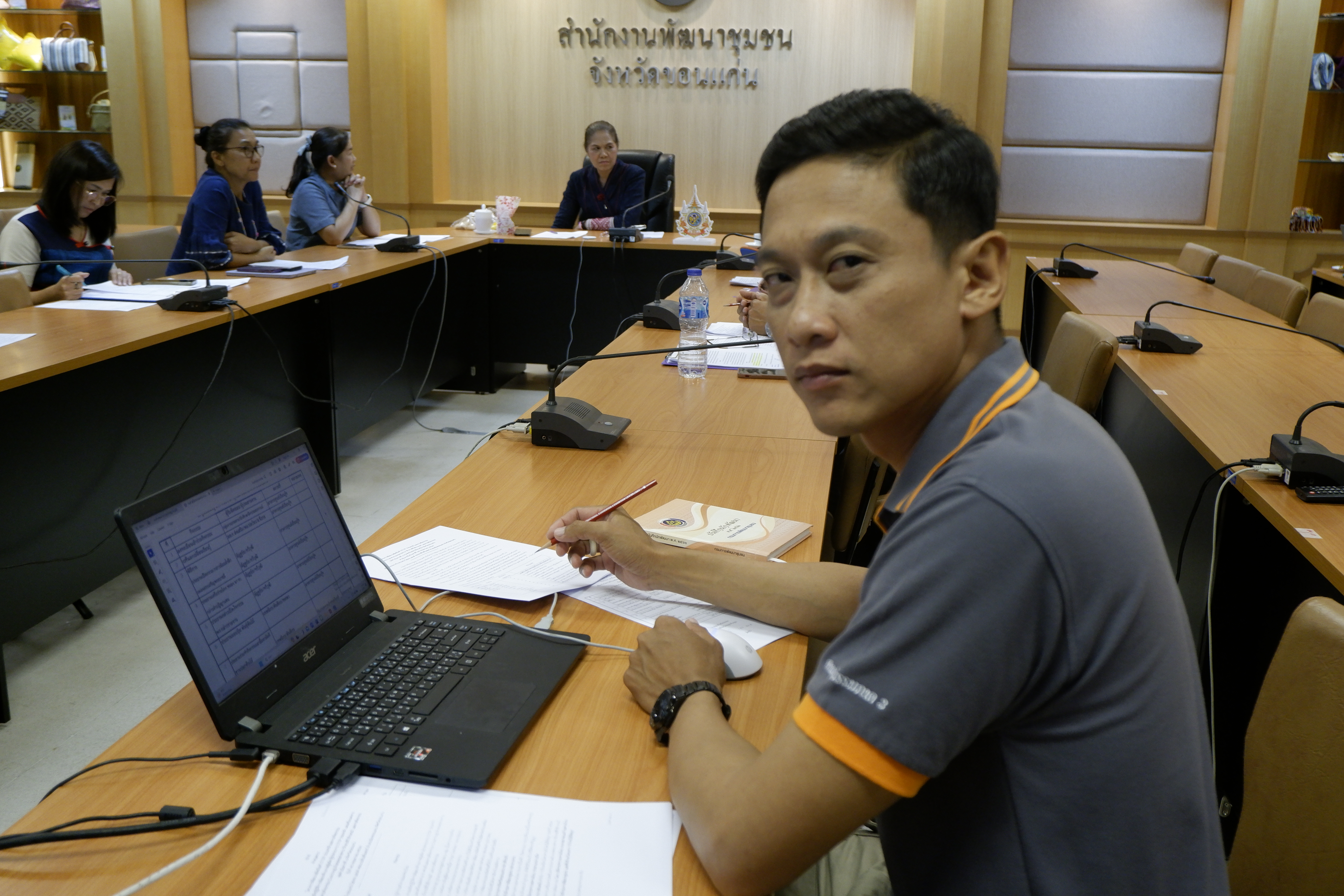 พช.ขอนแก่น : ประชุมเตรียมความพร้อมโครงการพัฒนาผลิตภัณฑ์ OTOP ประเภทผ้าและงานหัตถกรรม กิจกรรมอบรมเชิงปฏิบัติการพัฒนาศักยภาพผู้ผลิต ผู้ประกอบการ OTOP ประเภทผ้า และเครื่องแต่งกาย ช่างทอผ้าและงานหัตถกรรม (Coaching ผ้าลายพระราชทาน “ผ้าลายสิริวชิราภรณ์” และงานหัตถกรรม จุดดำเนินการที่ 4 จังหวัดขอนแก่น