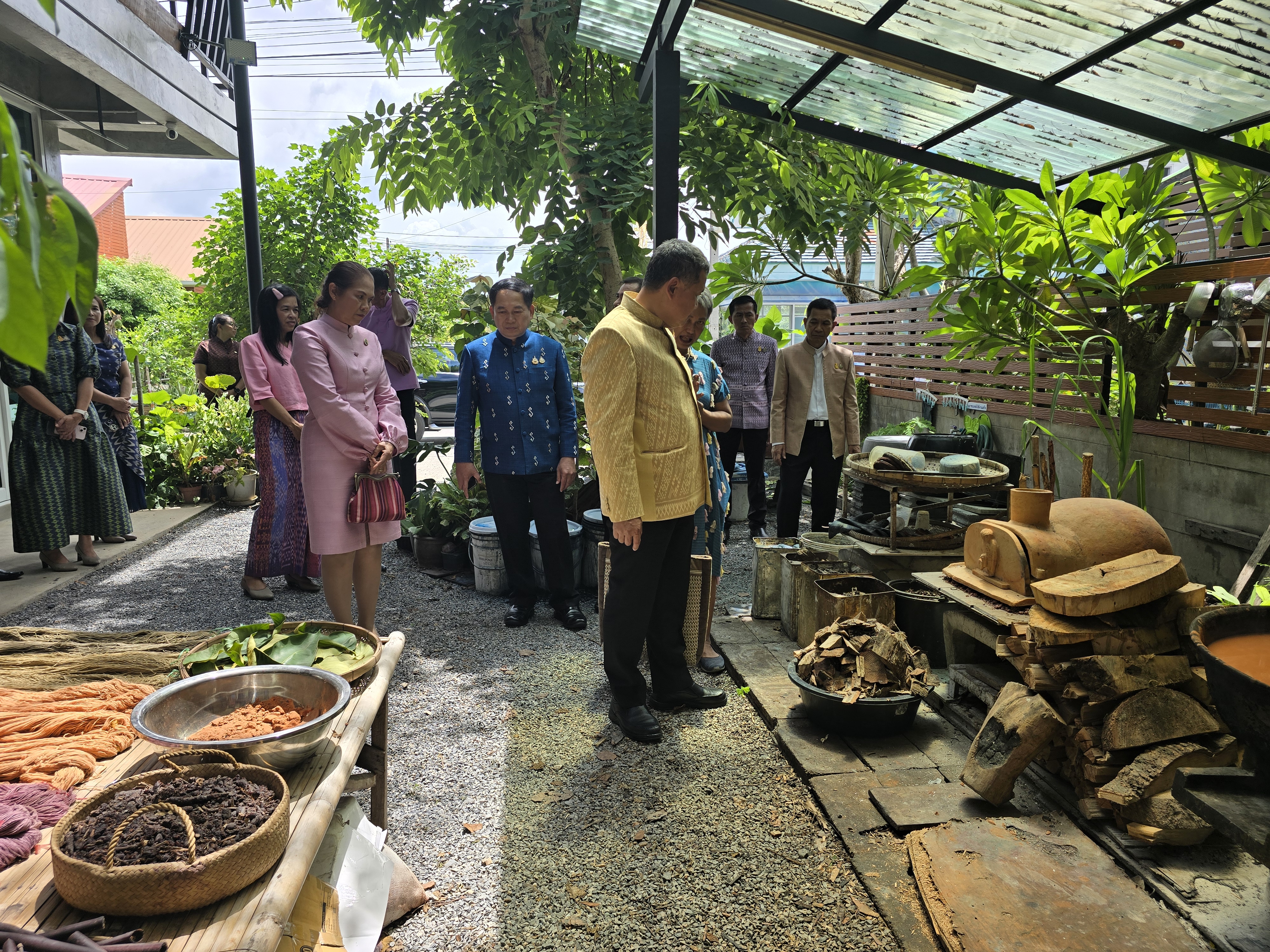 ปลัดกระทรวงมหาดไทย เยี่ยมชมและให้กำลังใจการดำเนินงาน “ศูนย์เรียนรู้การสกัดสีจากพืช การย้อมผ้าด้วยสิธรรมชาติ การสาธิตการทอผ้า ด้วยกี่ประยุกต์ แปรรูปผลิตภัณฑ์จากผ้า” ณ JUTATIP ชุมชนหัตถกรรมผ้าฝ้ายย้อมสีธรรมชาติ อ.เมือง จ.ขอนแก่น