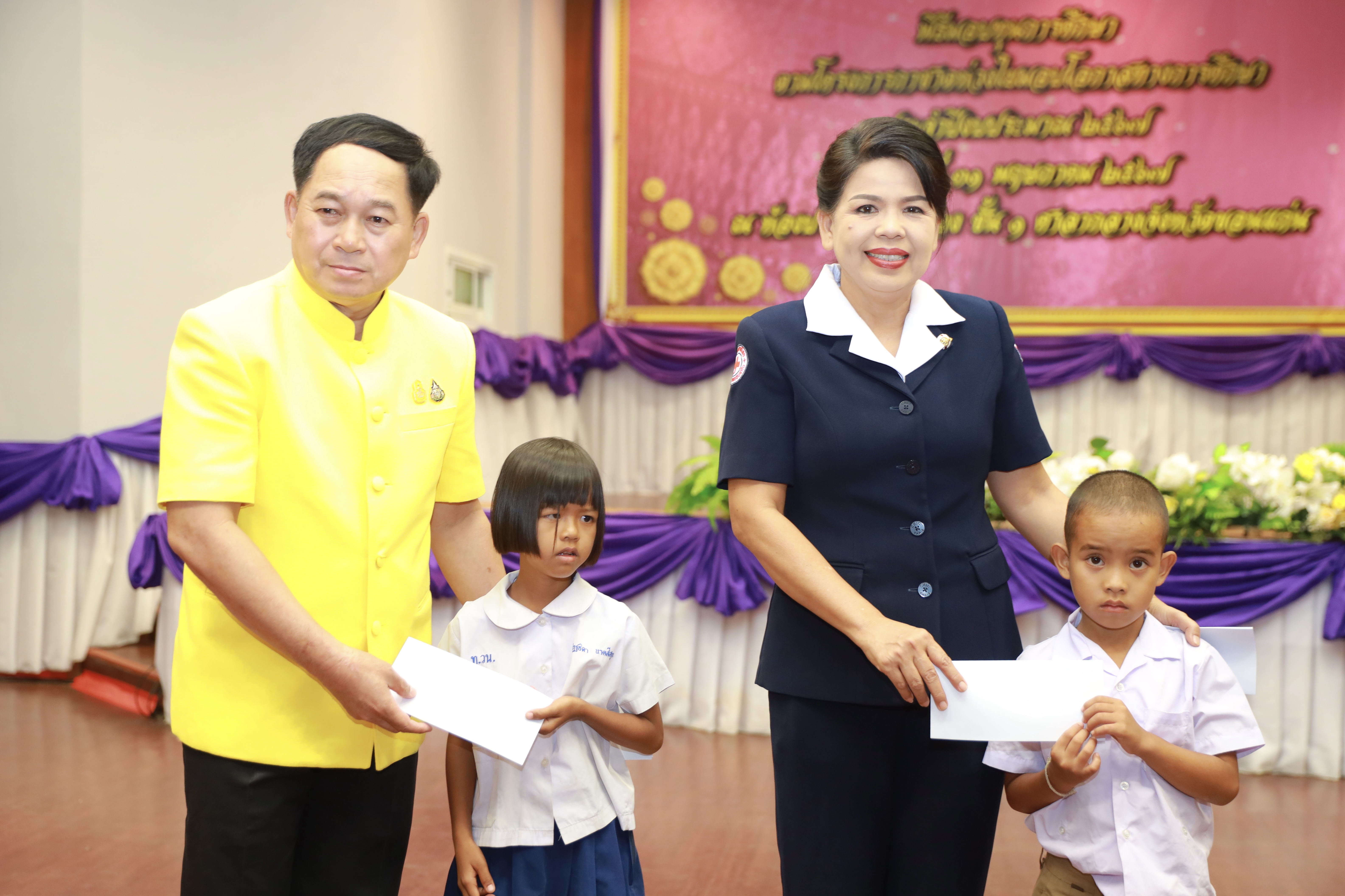 จังหวัดขอนแก่น : เหล่ากาชาดขอนแก่น มอบทุนการศึกษาตามโครงการกาชาดห่วงใย มอบโอกาสทางการศึกษา ประจำปี 2567