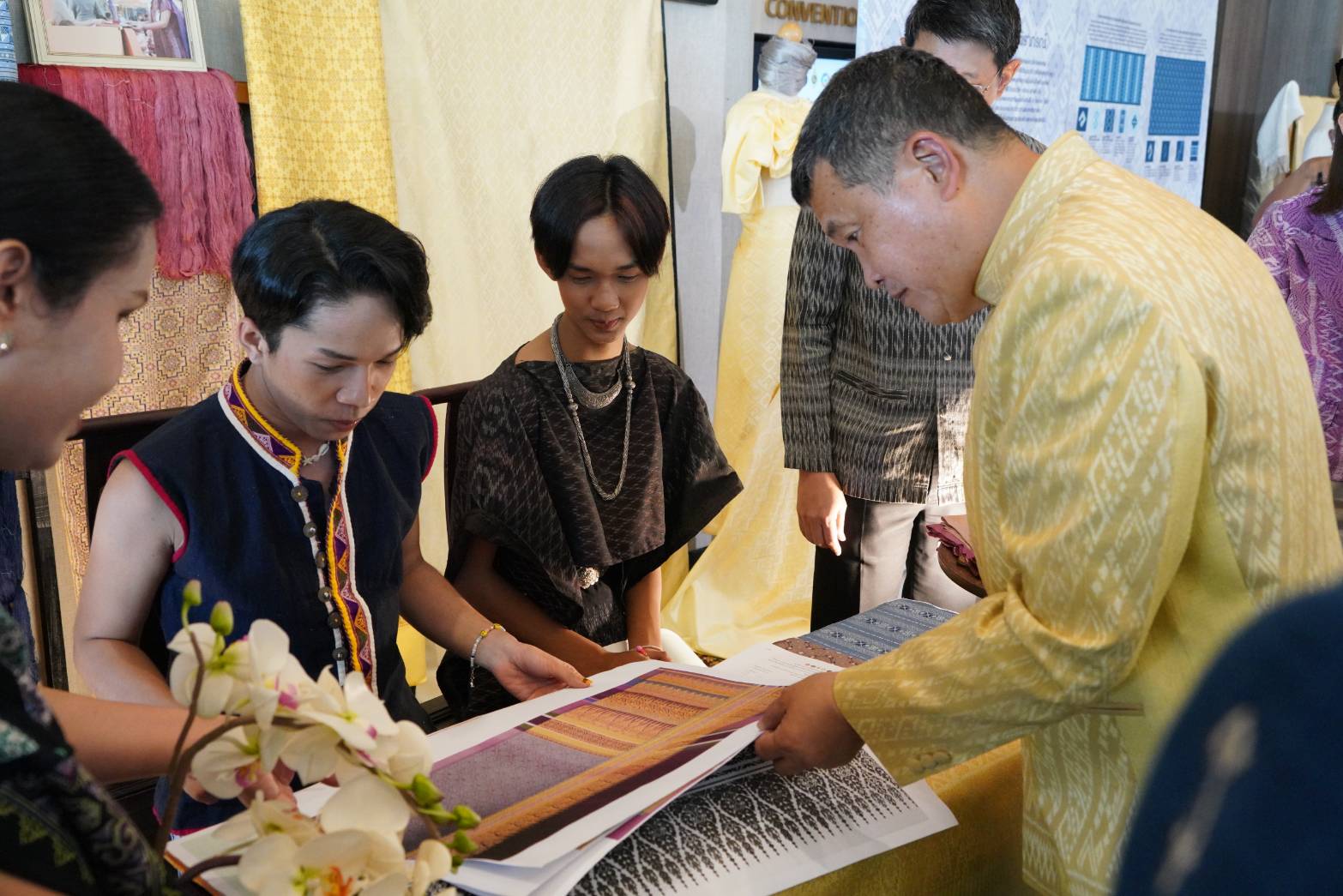 มท. สนองแนวพระดำริ “ผ้าไทยใส่ให้สนุก” ในสมเด็จพระเจ้าลูกเธอ เจ้าฟ้าสิริวัณณวรี นารีรัตนราชกัญญา เดินหน้าโค้ชชิ่ง “ผ้าลายสิริวชิราภรณ์” และงานหัตถกรรม ณ จุดดำเนินการที่ 4 จังหวัดขอนแก่น มุ่งสร้างมูลค่าผลิตภัณฑ์ในท้องถิ่นทุกภูมิภาค อย่างมั่นคงและยั่งยืน พร้อมผลักดันภูมิปัญญา “ผ้าไทยและงานหัตถกรรม” นำทางสู่ตลาดแฟชั่นระดับสากล