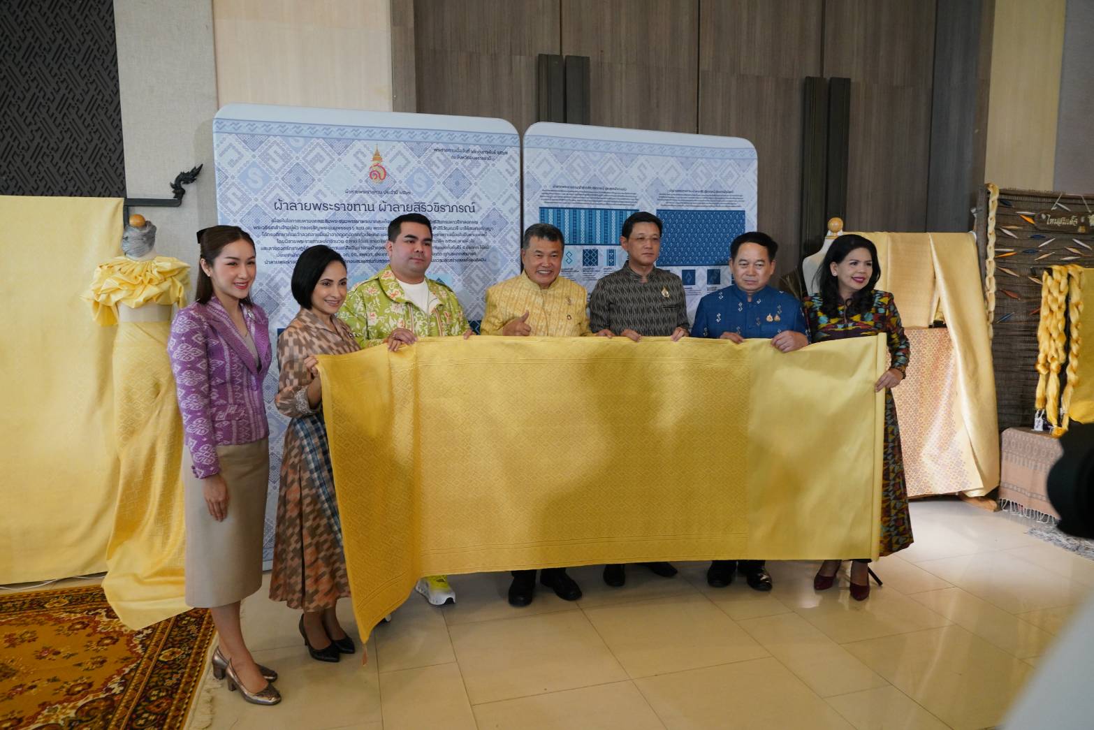 มท. สนองแนวพระดำริ “ผ้าไทยใส่ให้สนุก” ในสมเด็จพระเจ้าลูกเธอ เจ้าฟ้าสิริวัณณวรี นารีรัตนราชกัญญา เดินหน้าโค้ชชิ่ง “ผ้าลายสิริวชิราภรณ์” และงานหัตถกรรม ณ จุดดำเนินการที่ 4 จังหวัดขอนแก่น มุ่งสร้างมูลค่าผลิตภัณฑ์ในท้องถิ่นทุกภูมิภาค อย่างมั่นคงและยั่งยืน พร้อมผลักดันภูมิปัญญา “ผ้าไทยและงานหัตถกรรม” นำทางสู่ตลาดแฟชั่นระดับสากล