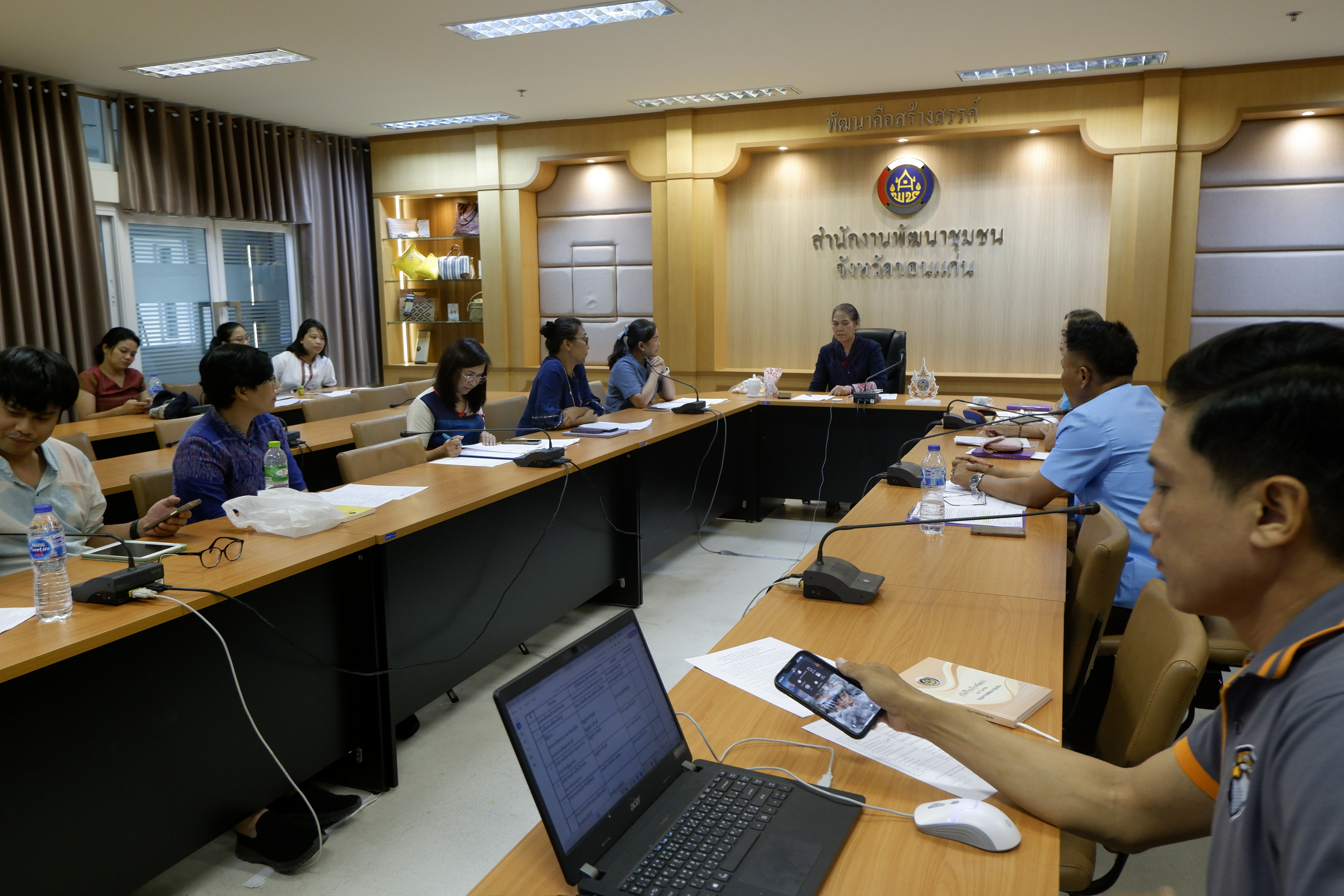 พช.ขอนแก่น : ประชุมเตรียมความพร้อมโครงการพัฒนาผลิตภัณฑ์ OTOP ประเภทผ้าและงานหัตถกรรม กิจกรรมอบรมเชิงปฏิบัติการพัฒนาศักยภาพผู้ผลิต ผู้ประกอบการ OTOP ประเภทผ้า และเครื่องแต่งกาย ช่างทอผ้าและงานหัตถกรรม (Coaching ผ้าลายพระราชทาน “ผ้าลายสิริวชิราภรณ์” และงานหัตถกรรม จุดดำเนินการที่ 4 จังหวัดขอนแก่น
